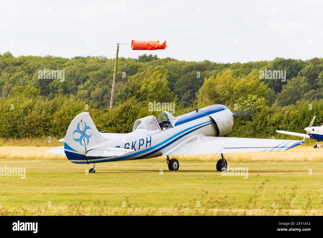 Russe Yakovlev Yak50, G-SKPH, avion acrobatique, aligné pour le décollage et l'exposition, aérodrome de Little Gransden, Cambridgeshire, Angleterre Banque D'Images