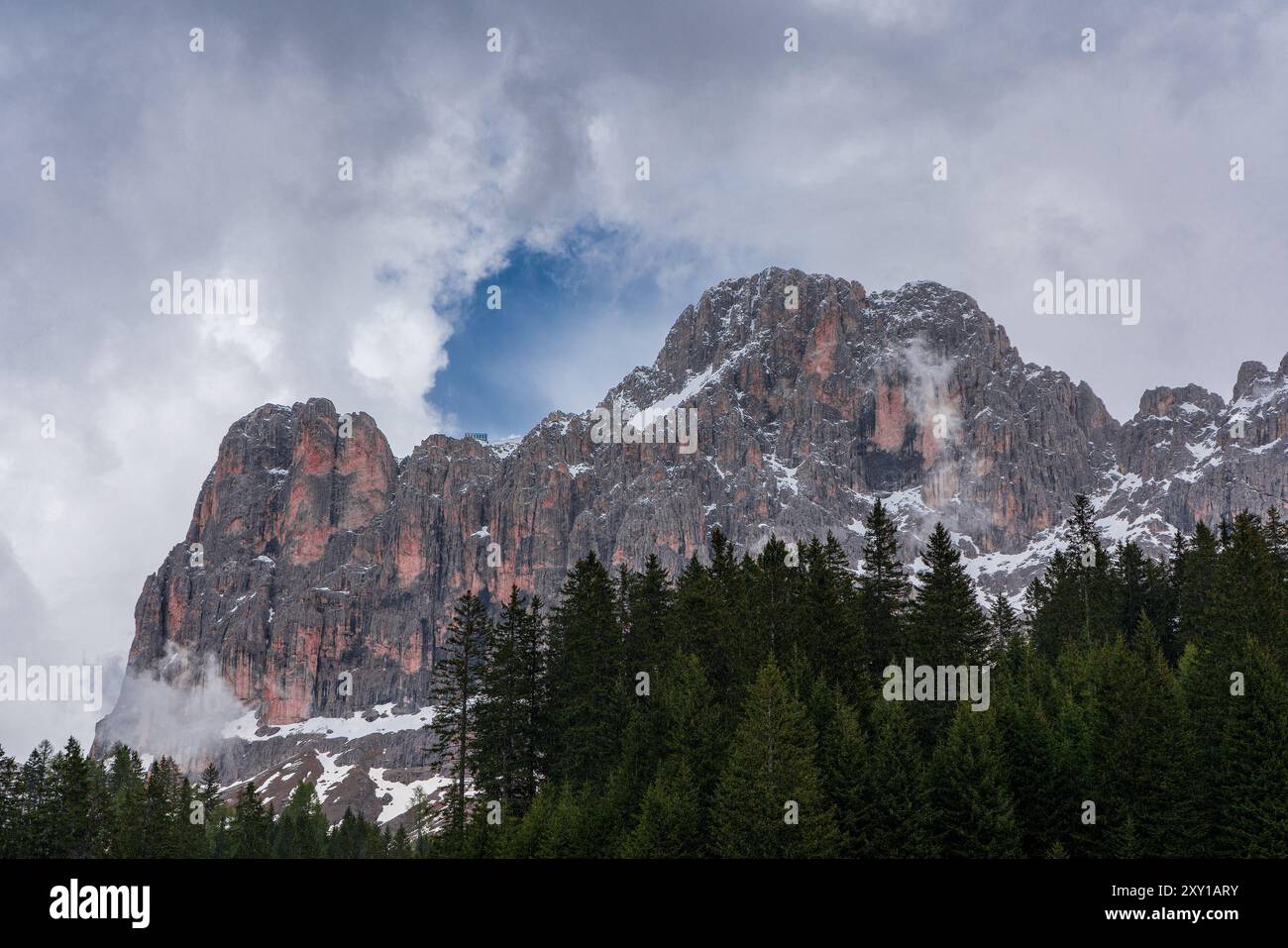 Vue panoramique sur le massif montagneux du groupe Rosengarten dans les Dolomites dans le Tyrol du Sud, Italie. Banque D'Images