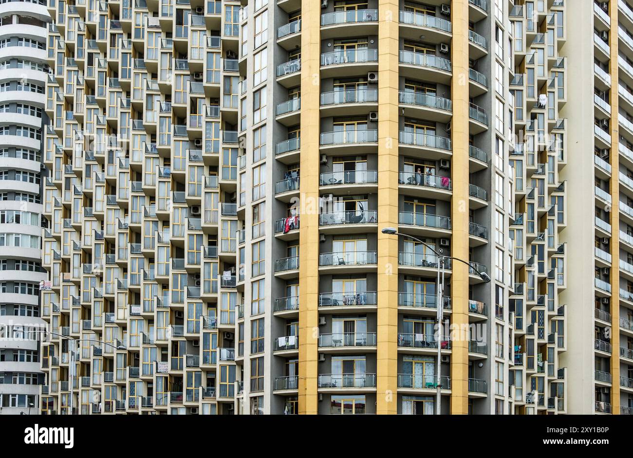 Façade d'un grand bâtiment à plusieurs étages avec de nombreuses fenêtres Banque D'Images