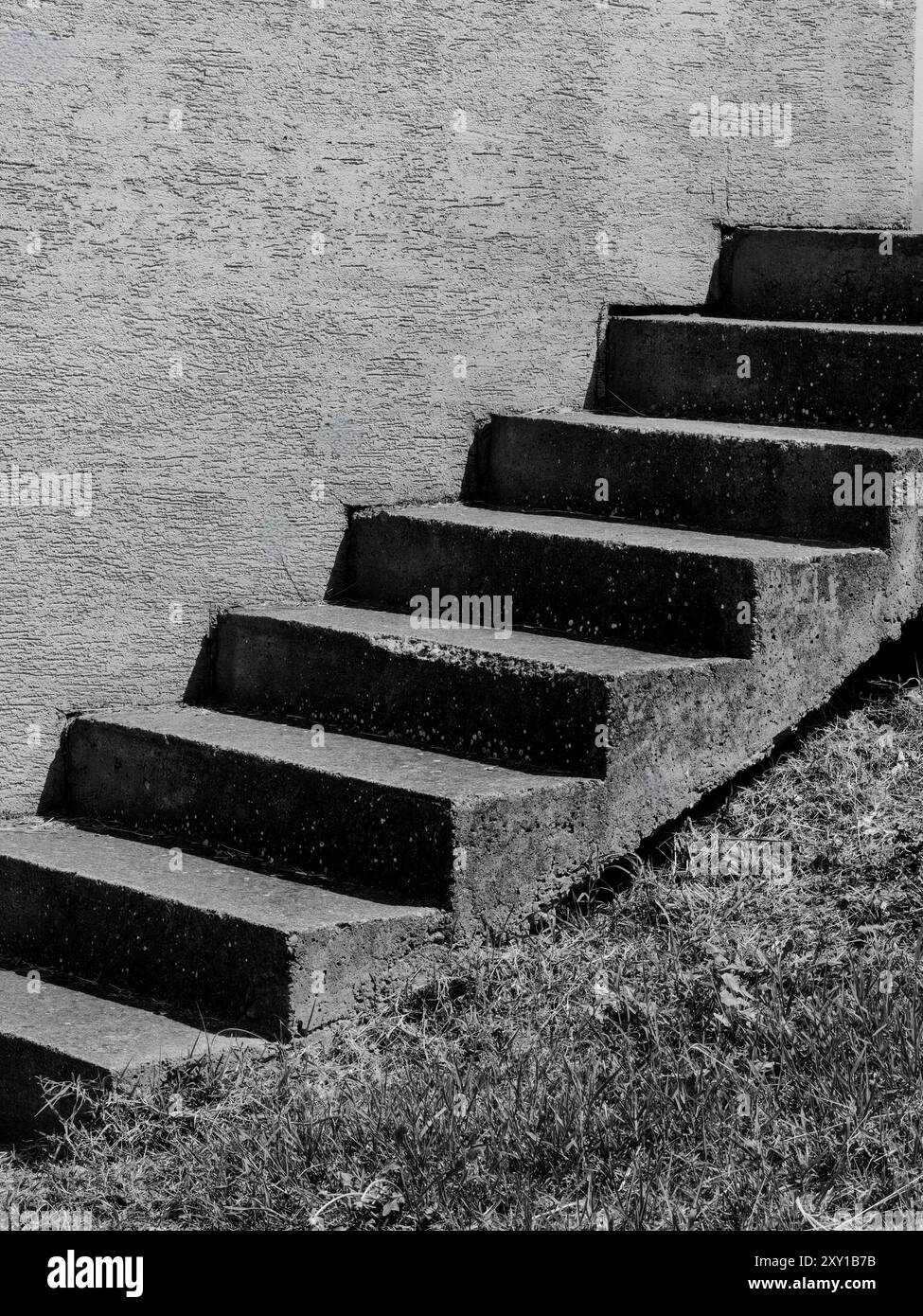 Transitions éthérées. L'escalier en béton en harmonie architecturale. Concept de dualité. Noir et blanc. Banque D'Images