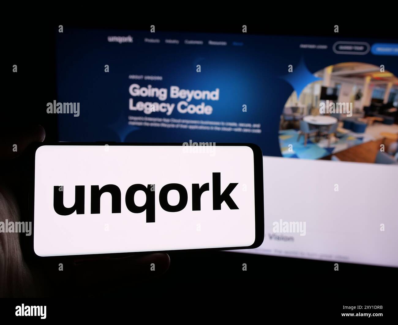 Personne tenant un smartphone avec le logo de la société américaine de plate-forme d'application d'entreprise Unqork Inc en face du site Web. Concentrez-vous sur l'affichage du téléphone. Banque D'Images