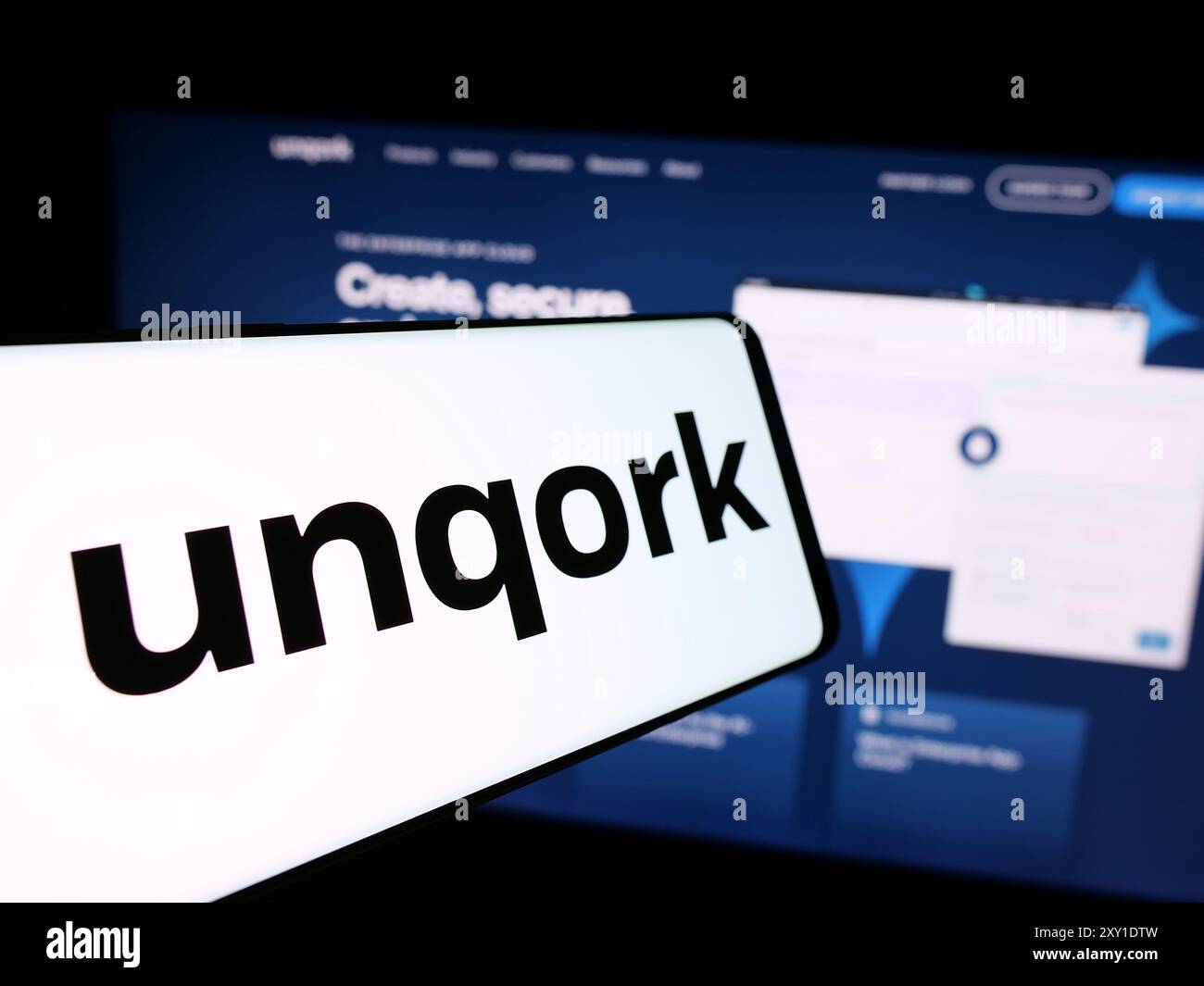 Smartphone avec le logo de la société américaine de plate-forme d'application d'entreprise Unqork Inc en face du site Web. Concentrez-vous sur le centre de l'écran du téléphone. Banque D'Images