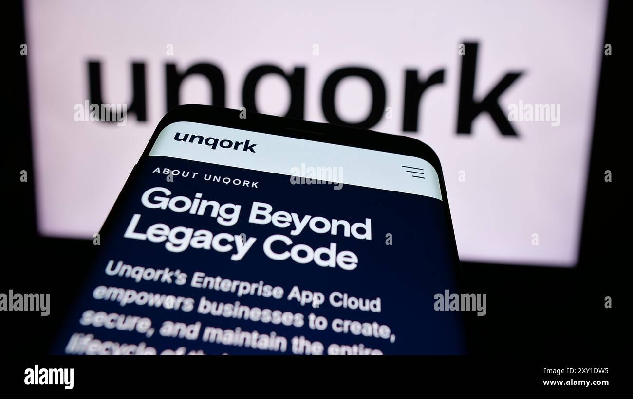 Téléphone mobile avec le site Web de la société américaine de plate-forme d'application d'entreprise Unqork Inc devant le logo de l'entreprise. Concentrez-vous sur le coin supérieur gauche de l'écran du téléphone. Banque D'Images