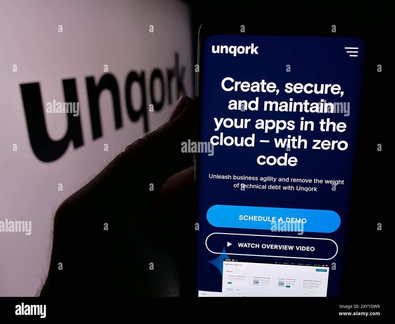 Personne tenant le téléphone portable avec la page Web de la société américaine de plate-forme d'application d'entreprise Unqork Inc avec le logo. Concentrez-vous sur le centre de l'écran du téléphone. Banque D'Images