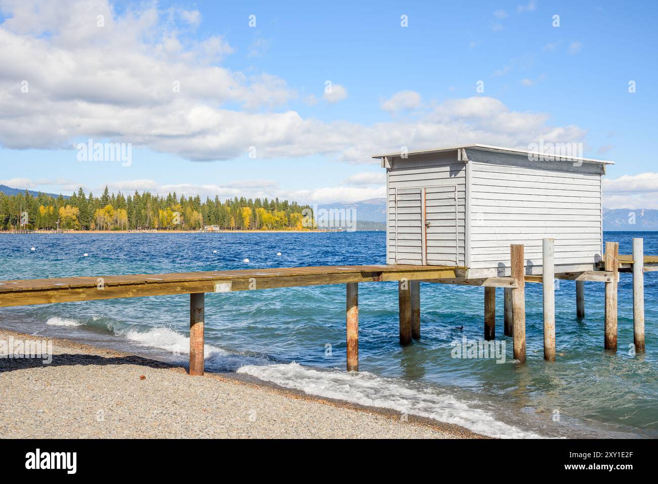 Woden Boathouse sur la rive d'un lac par un jour d'automne froid. Lake Tahoe, CALIFORNIE, États-Unis. Banque D'Images