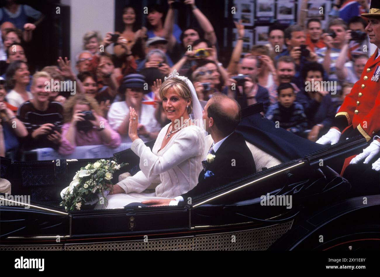 Mariage Royal 1999 Prince Edward Sophie Rhys Jones. La Comtesse de Wessex, comte de Wessex Windsor ouvrir transport levée à la foule de spectateurs spectateurs après leur mariage 1990s UK HOMER SYKES Banque D'Images