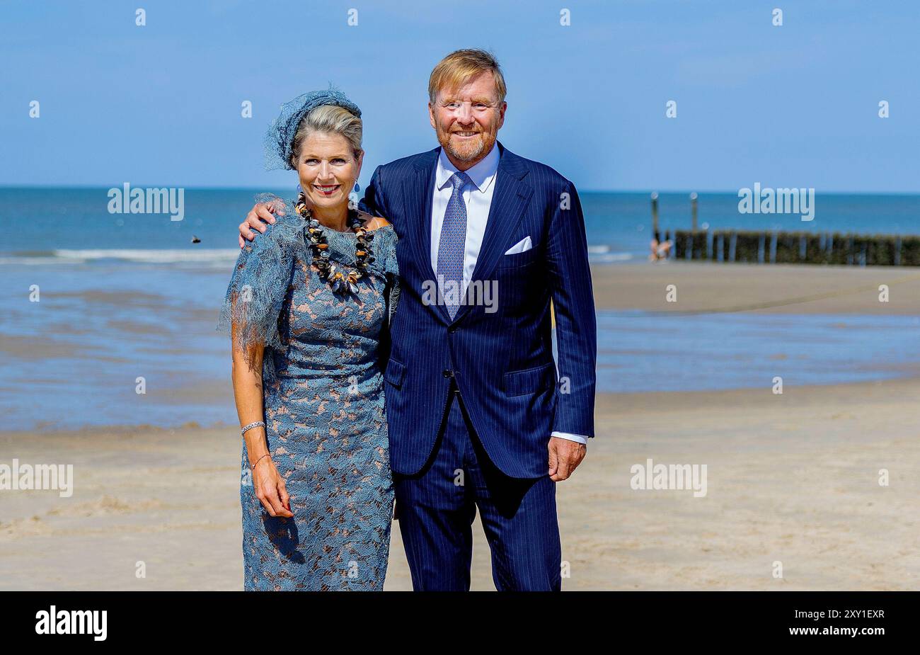 Domburg, Niederlande. 27 août 2024. Le Roi Willem Alexander et la Reine Maxima des pays-Bas à la plage de Domburg, le 27 août 2024, lors d'une visite régionale à Walcheren dans la province de Zélande crédit : Albert Nieboer/Netherlands OUT/point de vue OUT/dpa/Alamy Live News Banque D'Images