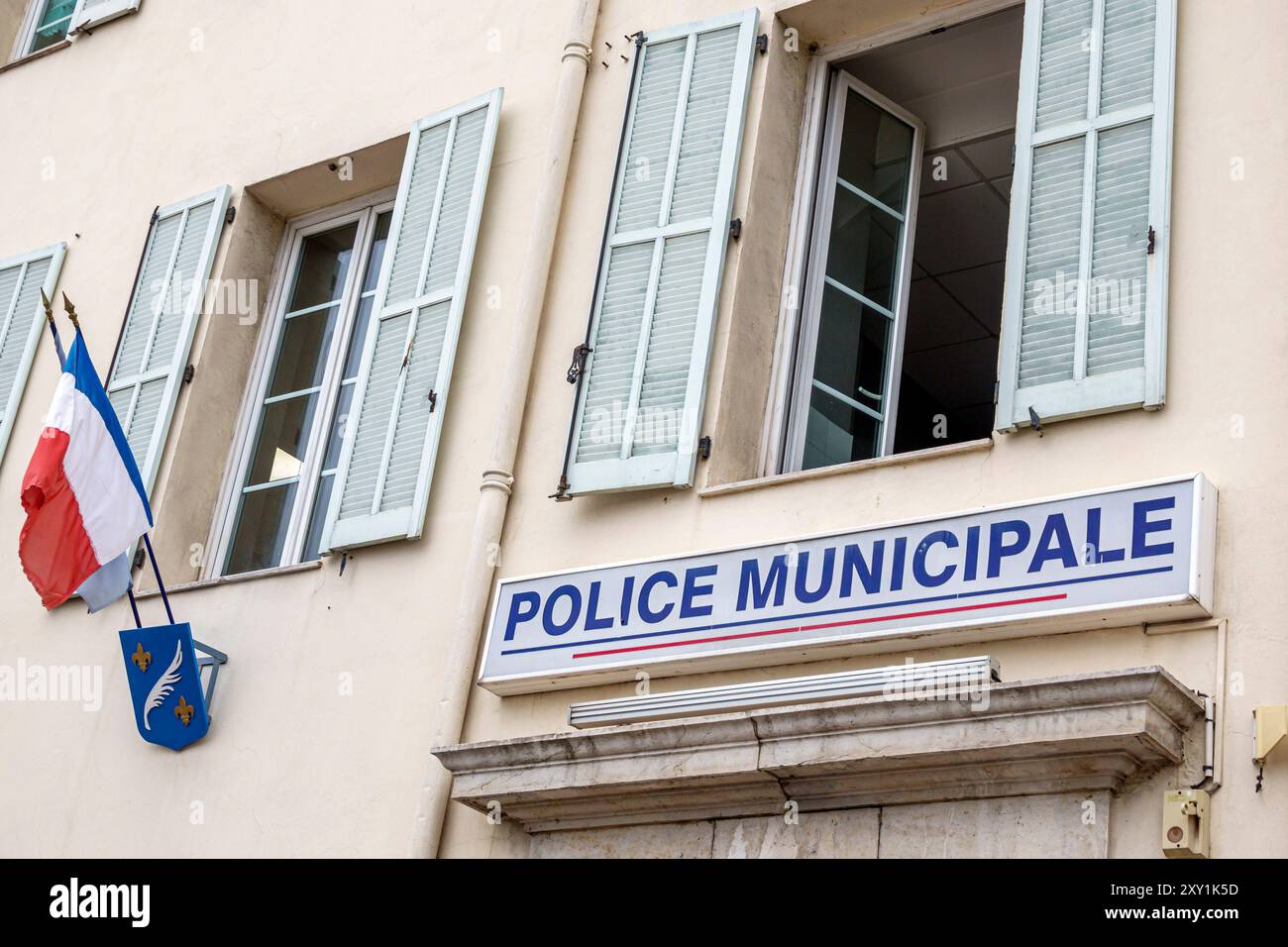 Cannes France, vieux quartier du Suquet, Quai Saint-Pierre, drapeau du commissariat municipal, entrée extérieure, Europe française européenne, visiteurs trave Banque D'Images