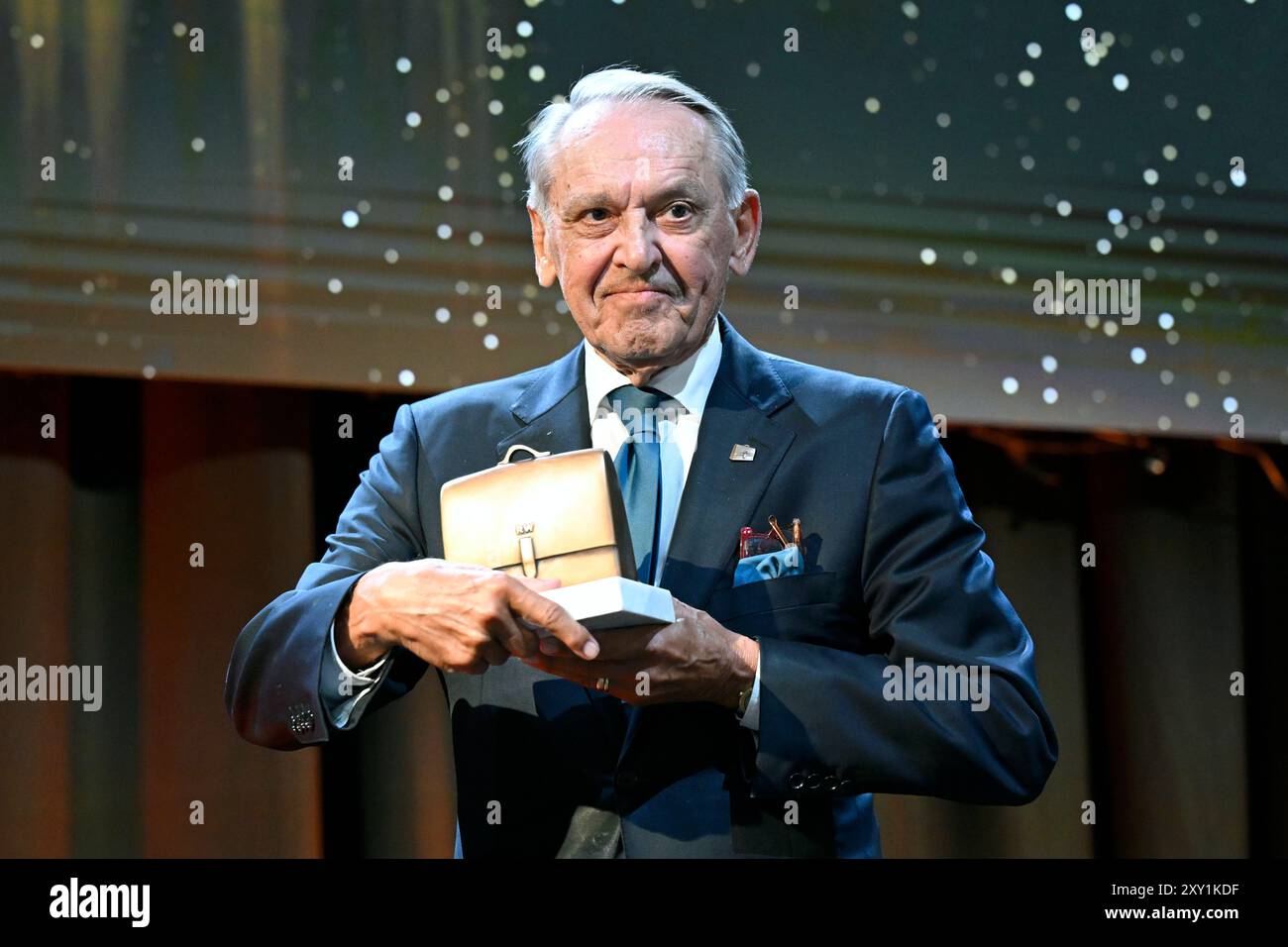 Le diplomate Jan Eliasson reçoit un prix honorifique lors de la cérémonie de remise du prix Raoul Wallenberg au bureau central de poste à Stockholm, en Suède, le 27 août 2024. Photo : Jessica Gow/TT/Code 10070 crédit : TT News Agency/Alamy Live News Banque D'Images