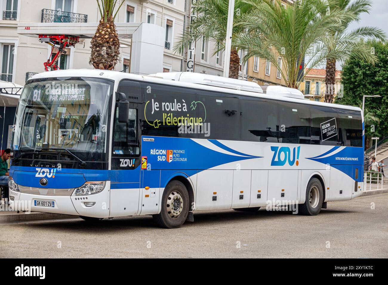 Cannes France,Centre Centre Croisette,quartier commerçant,Gare SNCF,Zou ! Whoa ! Réseau de trains de bus, # 81 route Nice Aéroport, respectueux de l'environnement Banque D'Images