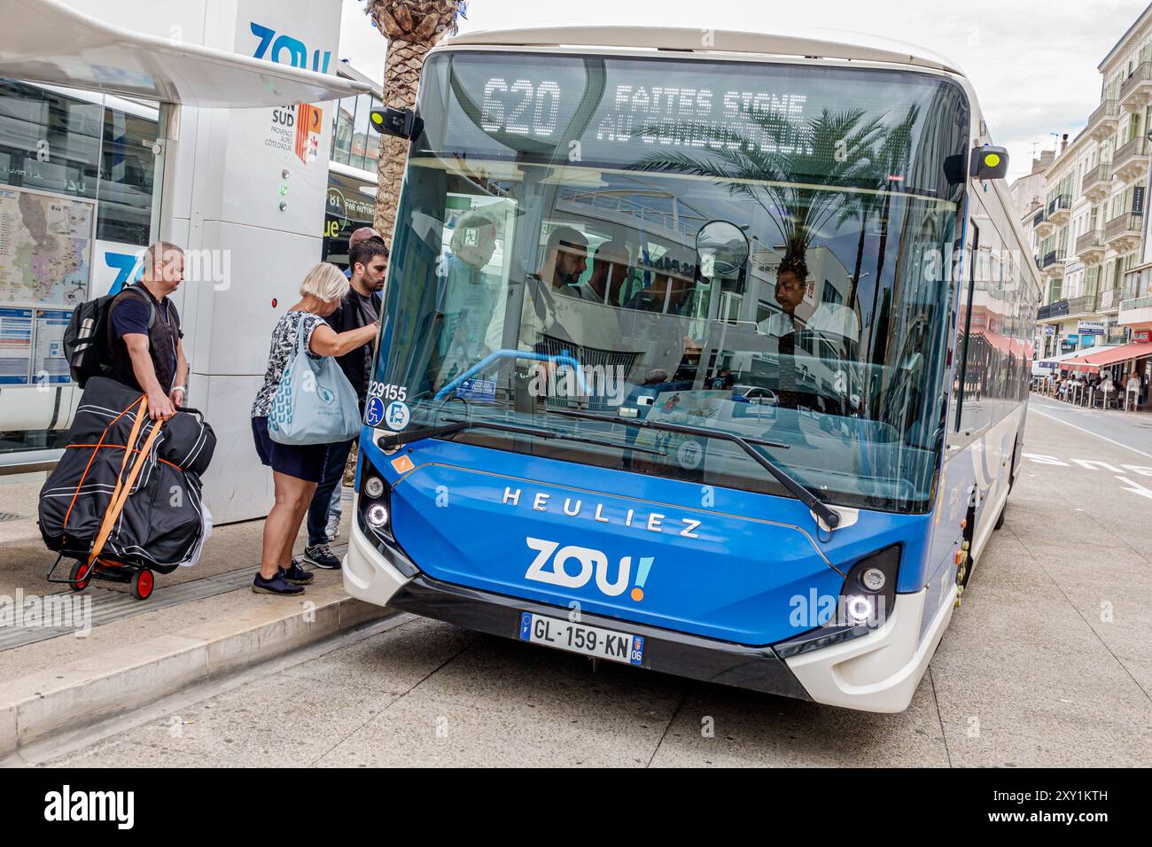 Cannes France,Centre Centre Croisette,quartier commerçant,Gare SNCF,Zou ! Whoa ! réseau de train de bus, # 620 route embarquant hommes senior femme passeng Banque D'Images