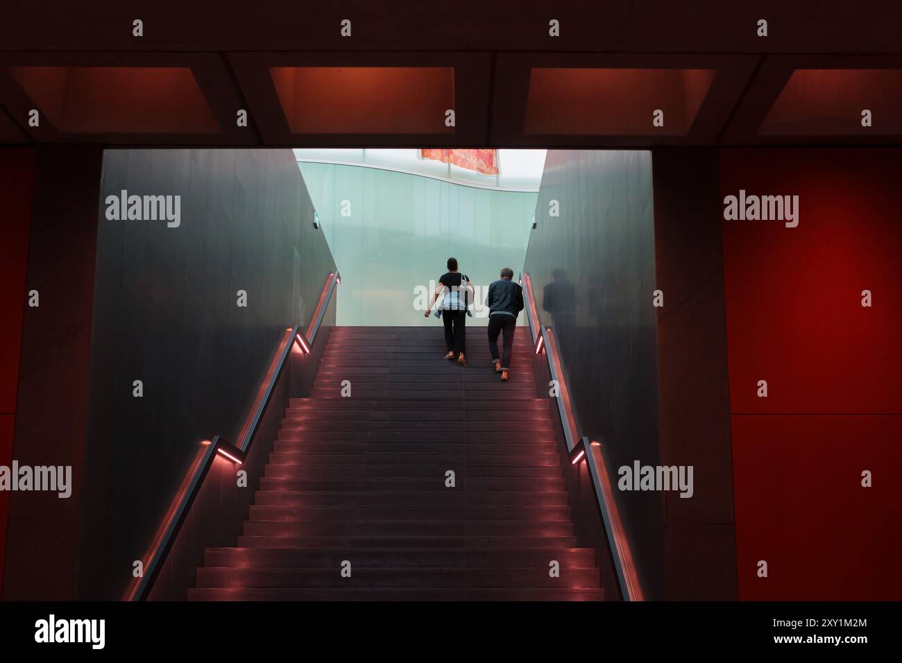 Couple montant les escaliers à l'entrée du Musée Mudec des cultures dans le vieux quartier d'Ansaldo Banque D'Images