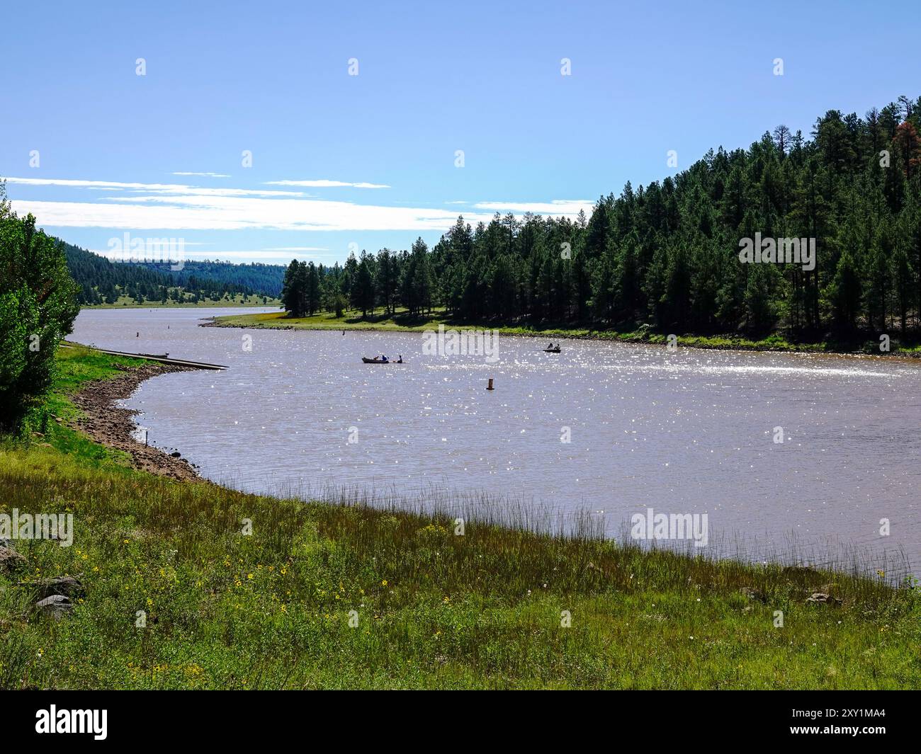 Les gens dans les bateaux sur Upper Lake Mary, une zone de loisirs populaire du comté de Coconino, entourée de grands pins, à Flagstaff, Arizona. Banque D'Images