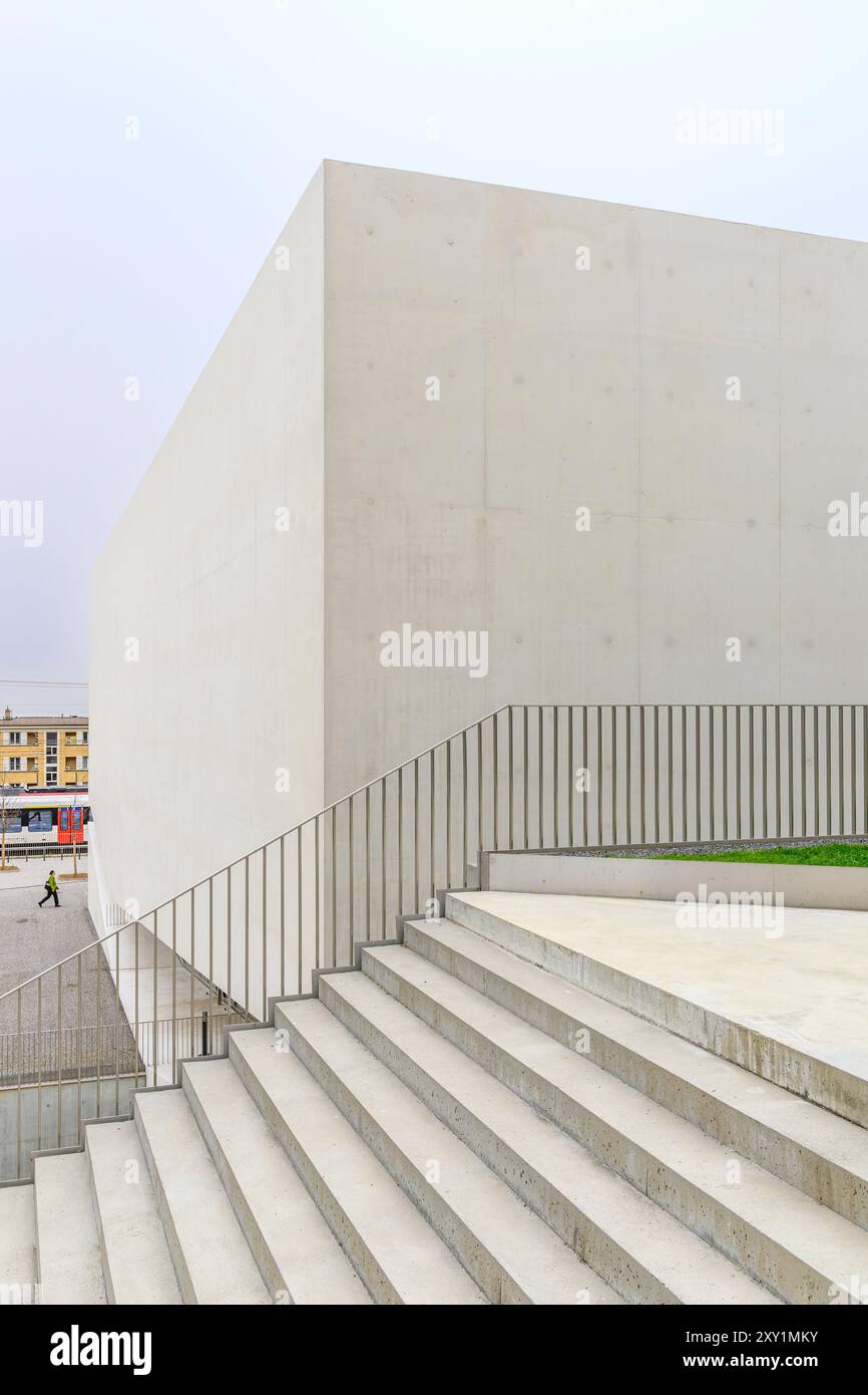 La plate-forme 10 rassemble les Beaux-arts, la photographie et l’art contemporain sur des terrains autrefois utilisés comme hangar de réparation ferroviaire à côté de la gare de Lausanne. Banque D'Images