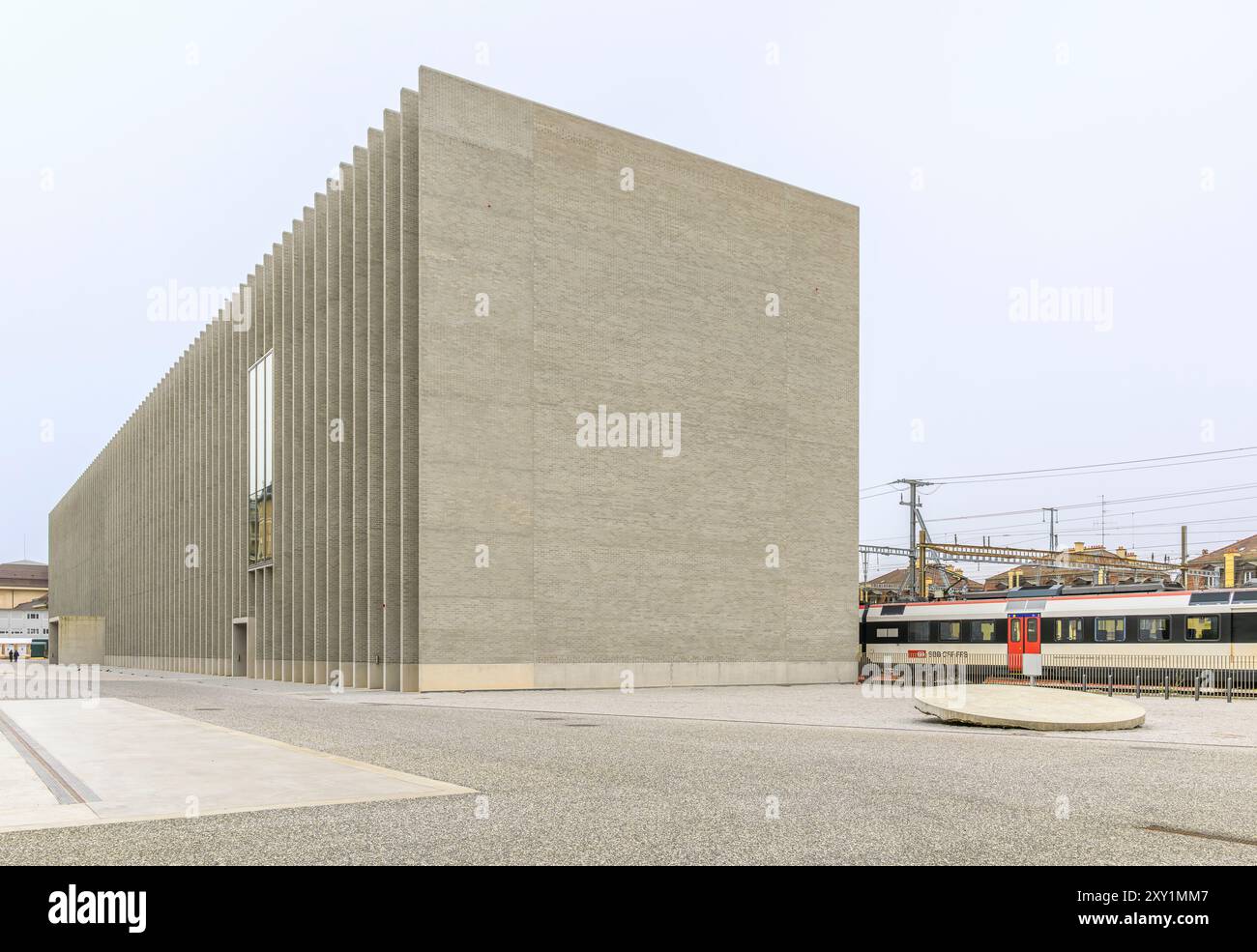 La plate-forme 10 rassemble les Beaux-arts, la photographie et l’art contemporain sur des terrains autrefois utilisés comme hangar de réparation ferroviaire à côté de la gare de Lausanne. Banque D'Images