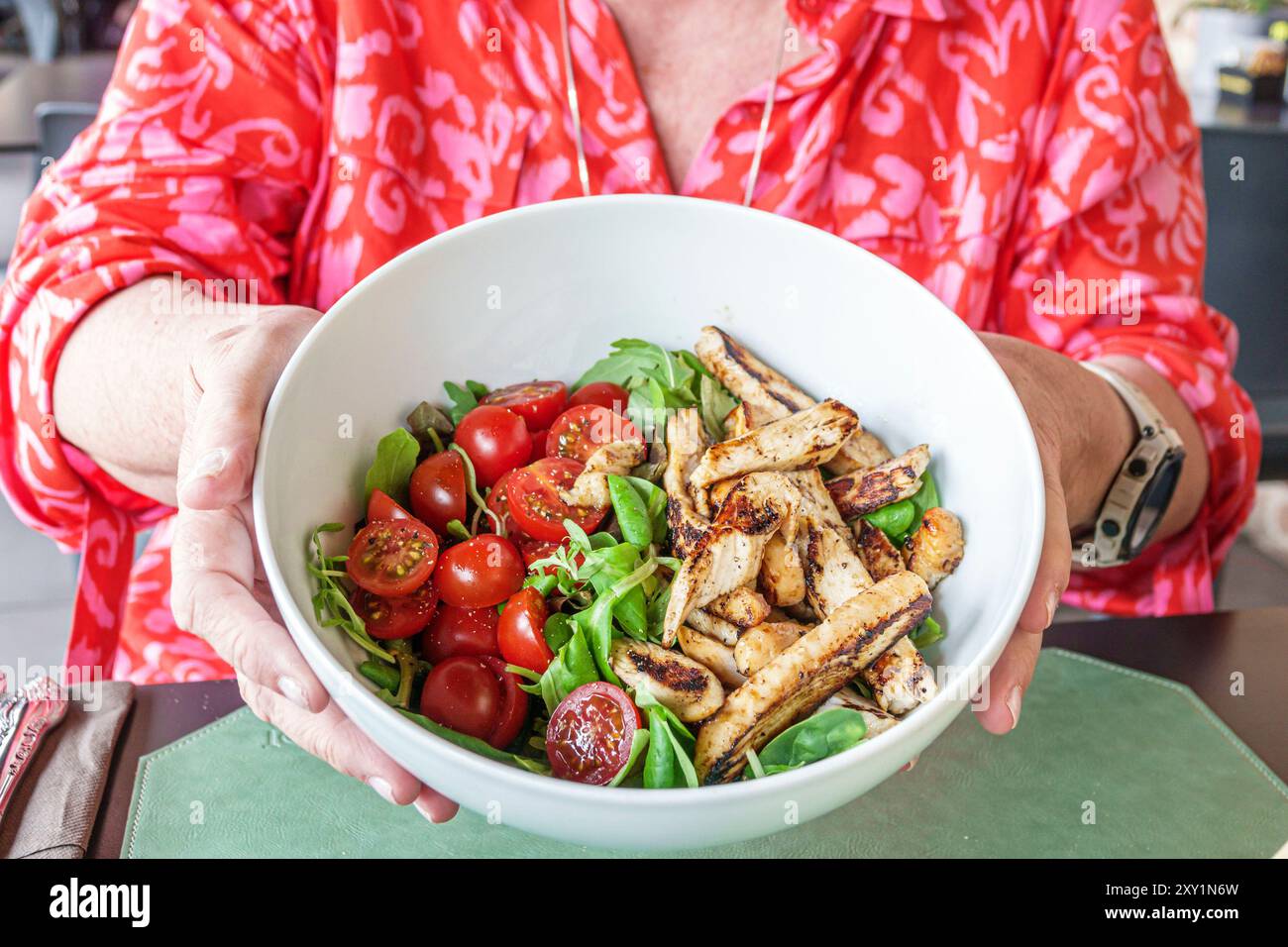 Pise Italie, Museo dell'Opera del Duomo, Bistrot dell'Opera, restaurant bistrot, femme tenant un saladier, poulet grillé petites tomates, Euro européen italien Banque D'Images