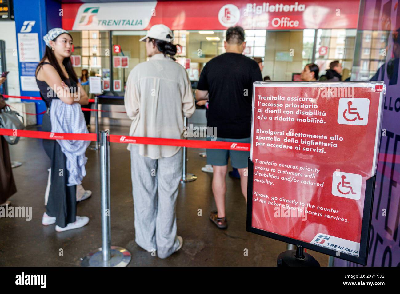 Pise Italie, Piazza della Stazione, gare centrale de train de Pise centrale, intérieur, file d'attente de ligne, guichet de guichet de Trenitalia, signe d Banque D'Images