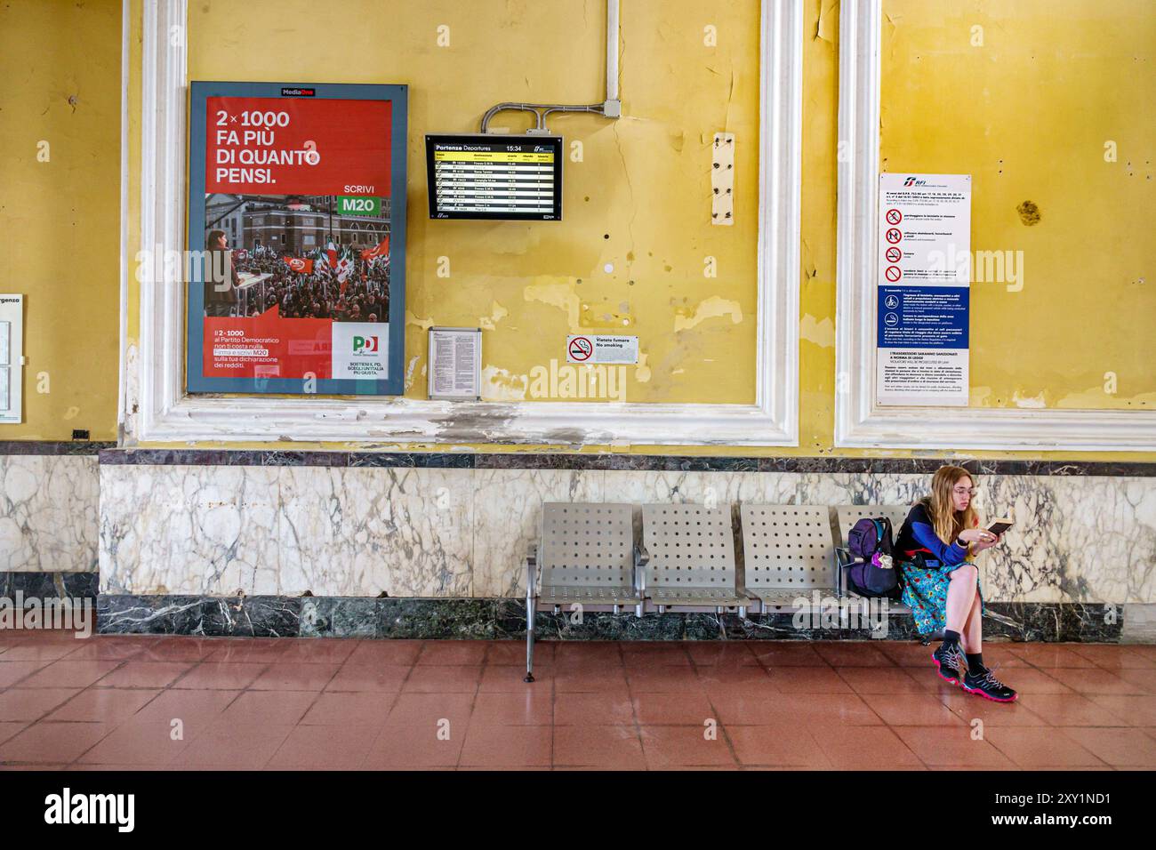Livourne Italie, Piazza Dante, gare centrale de Livourne, banc de zone d'attente, femme résidant seule, livre de lecture, intérieur, italien Banque D'Images