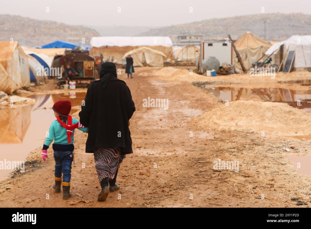 Sarmada, Syrie. 16 décembre 2019. Le camp de réfugiés de Hus inondé à Sarmada, dans le nord-ouest de la Syrie, près de la frontière avec la Turquie. La majeure partie du camp a été inondée à la suite de trois jours consécutifs de pluie, les résidents du camp ne pouvant quitter le camp qu'en pataugant dans l'eau. Le camp a été créé il y a six mois pour accueillir des Syriens déplacés de Khan Sheikoun et de la campagne de Maarat al-Nasan, suite aux combats dans ces zones. Le gouvernement syrien mène une campagne militaire dans le nord-ouest de la Syrie depuis avril 2019 pour reprendre le contrôle du dernier bastion majeur de l’opposition i. Banque D'Images