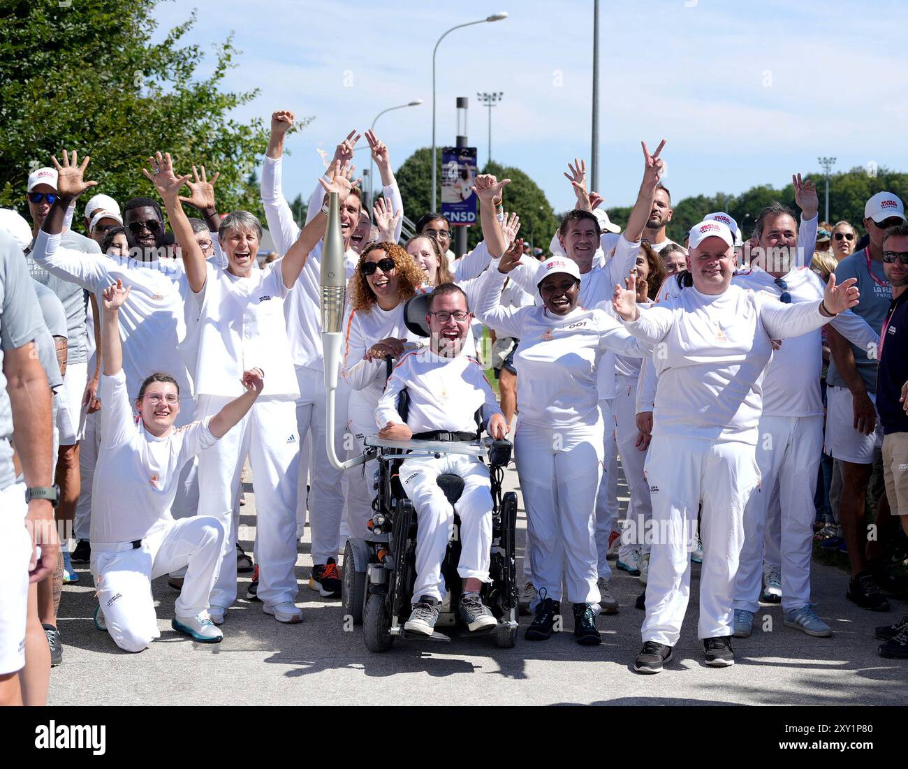 Fontainebleau, France. 27 août 2024. Des porteurs de flambeau posent pour une photo lors du relais de la flamme des Jeux Paralympiques de Paris 2024 à Fontainebleau, France, le 27 août 2024. Crédit : HE Canling/Xinhua/Alamy Live News Banque D'Images