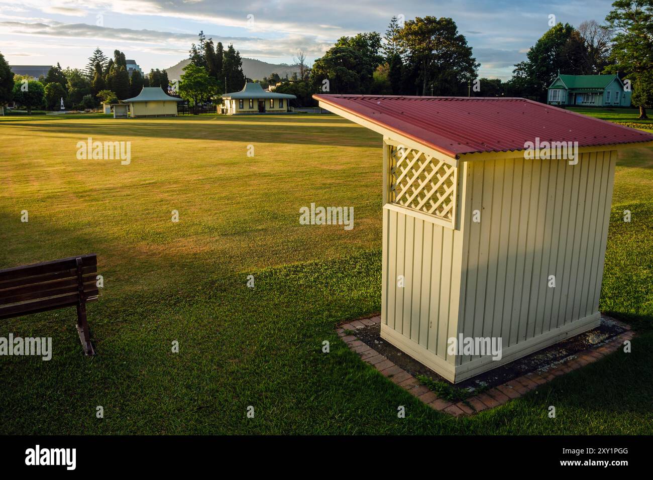 Soleil du soir sur la pelouse de croquet, jardins du gouvernement, Rotorua, Bay of Plenty, Île du Nord, nouvelle-Zélande Banque D'Images