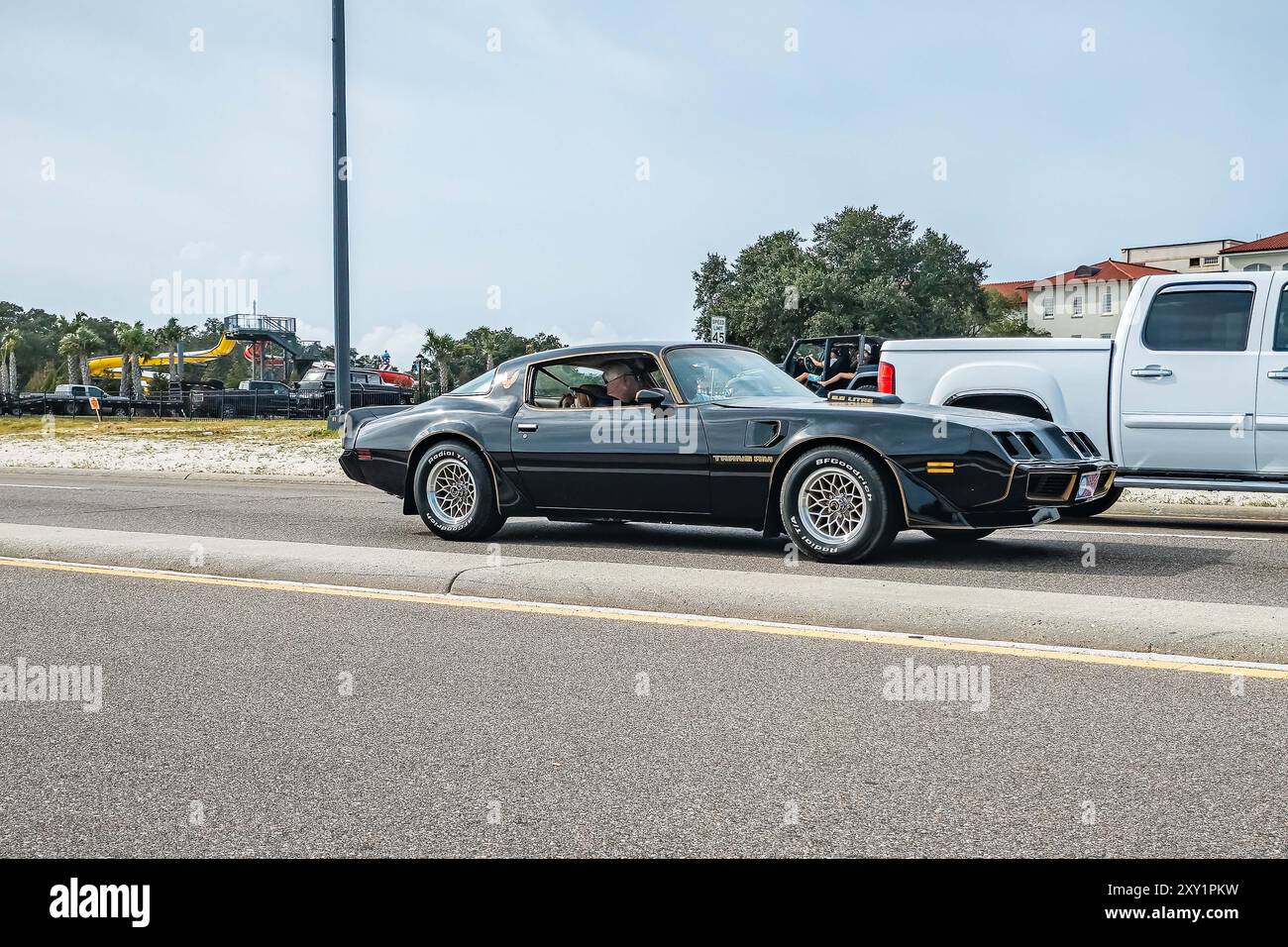 Gulfport, Mississippi - 5 octobre 2023 : vue latérale grand angle d'une TRANS Am Firebird 1979 de Pontiac lors d'un salon automobile local. Banque D'Images