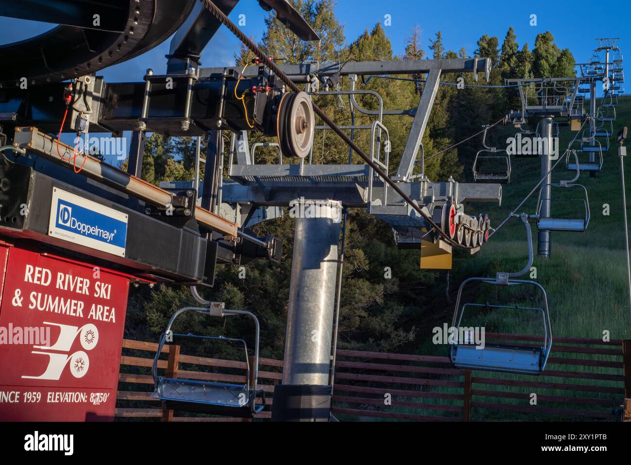 Terminal avec roulette, corde de transport menant vers le haut, télésiège avec siège bleu pour Red River ski and Summer Area, Red River, Nouveau-Mexique, États-Unis. Banque D'Images