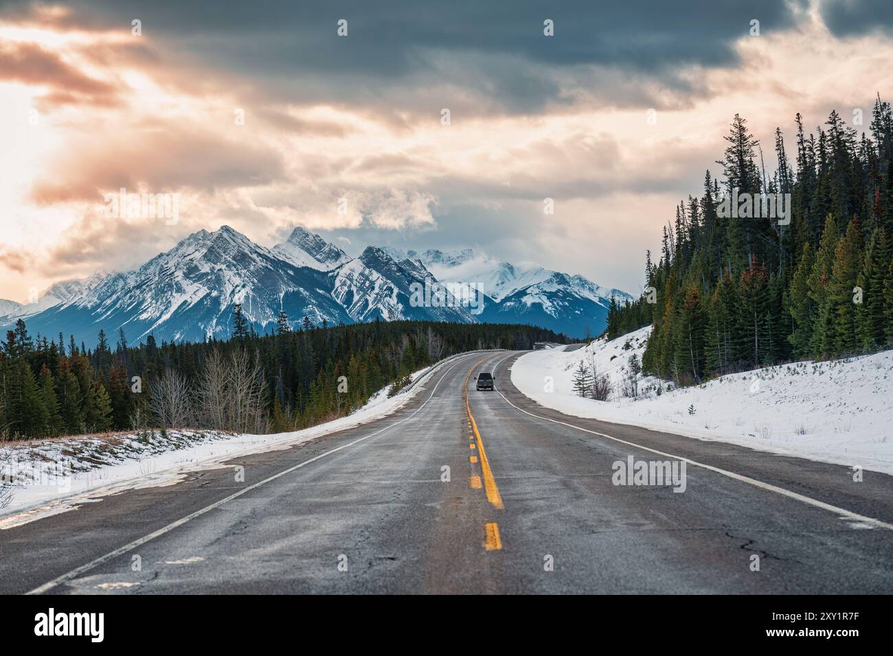 Road trip avec des montagnes rocheuses sur la route de l'autoroute dans le parc national à Kootenay Plains Area, Alberta, Canada Banque D'Images