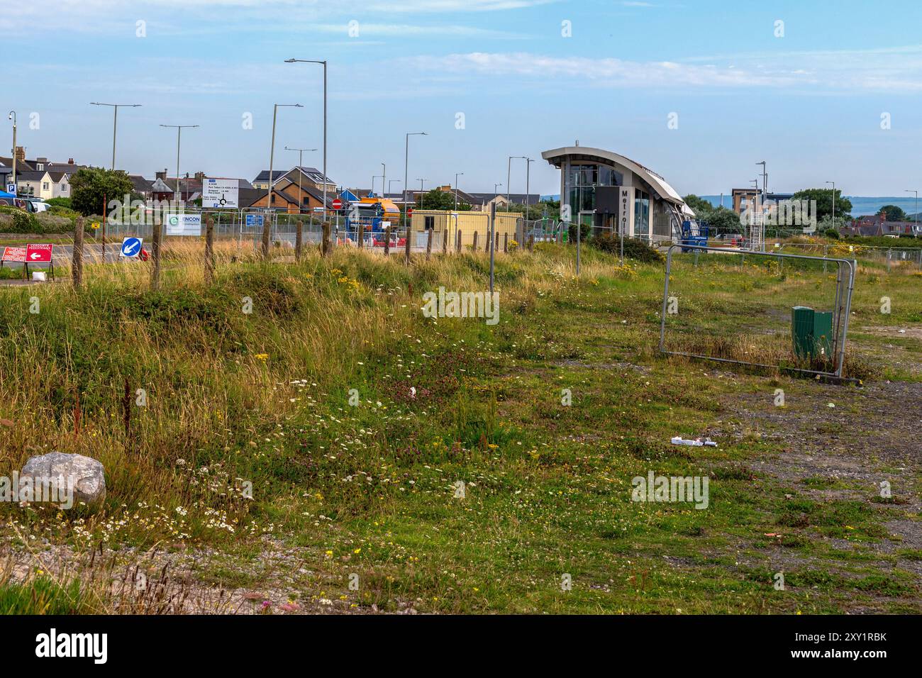 Le nouveau Metrolink en construction se trouve au bord du parking de Salt Lake et de ses fleurs sauvages estivales. Porthcawl, Royaume-Uni. 31/7/2024 Banque D'Images