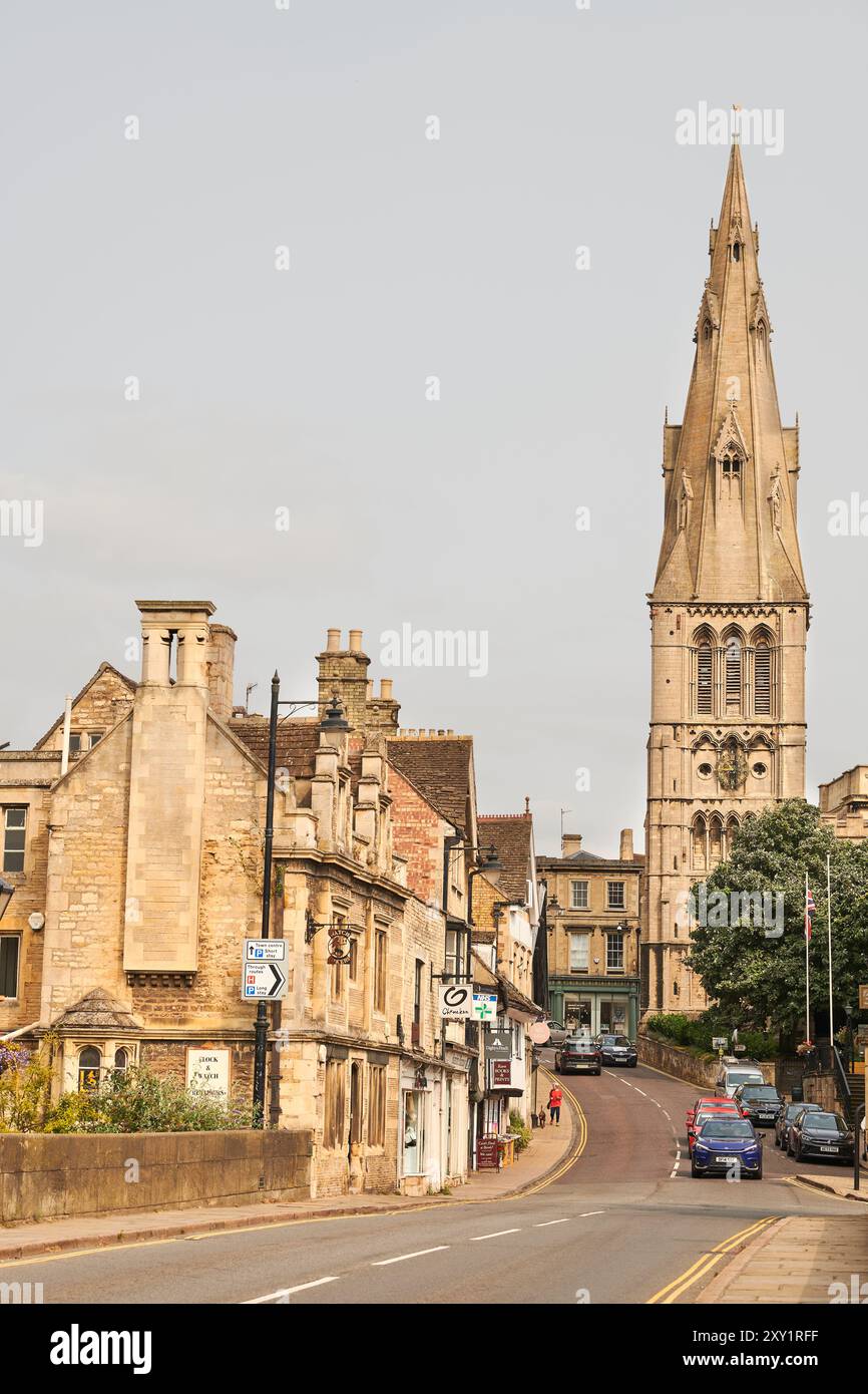 St Mary's Hill Road, menant au centre-ville de Stamford, en Angleterre, et à l'église St Mary's avec sa flèche et sa tour. Banque D'Images