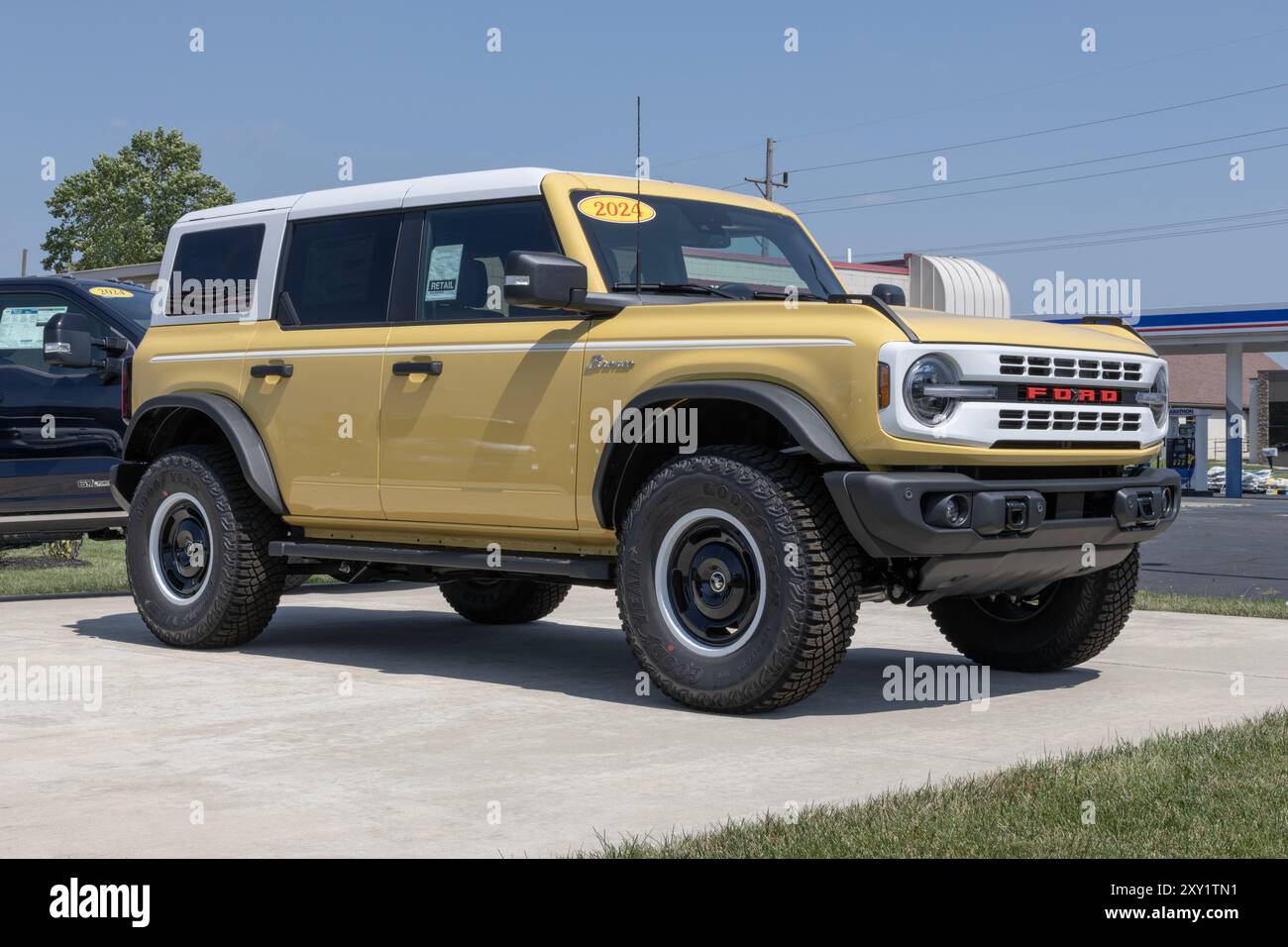 Kokomo - 25 août 2024 : Ford Bronco Heritage Limited 4X4 exposé chez un concessionnaire. Ford propose le Bronco avec un moteur V6 EcoBoost de 2,7 litres. MY:2024 Banque D'Images