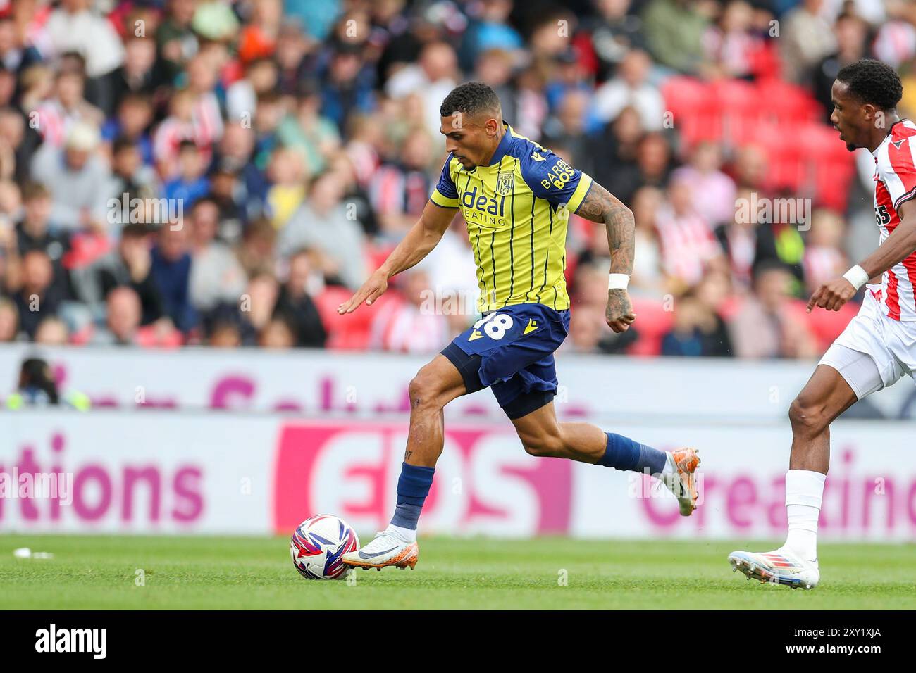 Karlan Grant (18 ans), attaquant de West Bromwich Albion, en action lors du Stoke City FC v West Bromwich Albion FC SKY BET EFL Championship match au Bet365 Stadium, Stoke-on-Trent, Angleterre, Royaume-Uni le 24 août 2024 Credit : Every second Media/Alamy Live News Banque D'Images