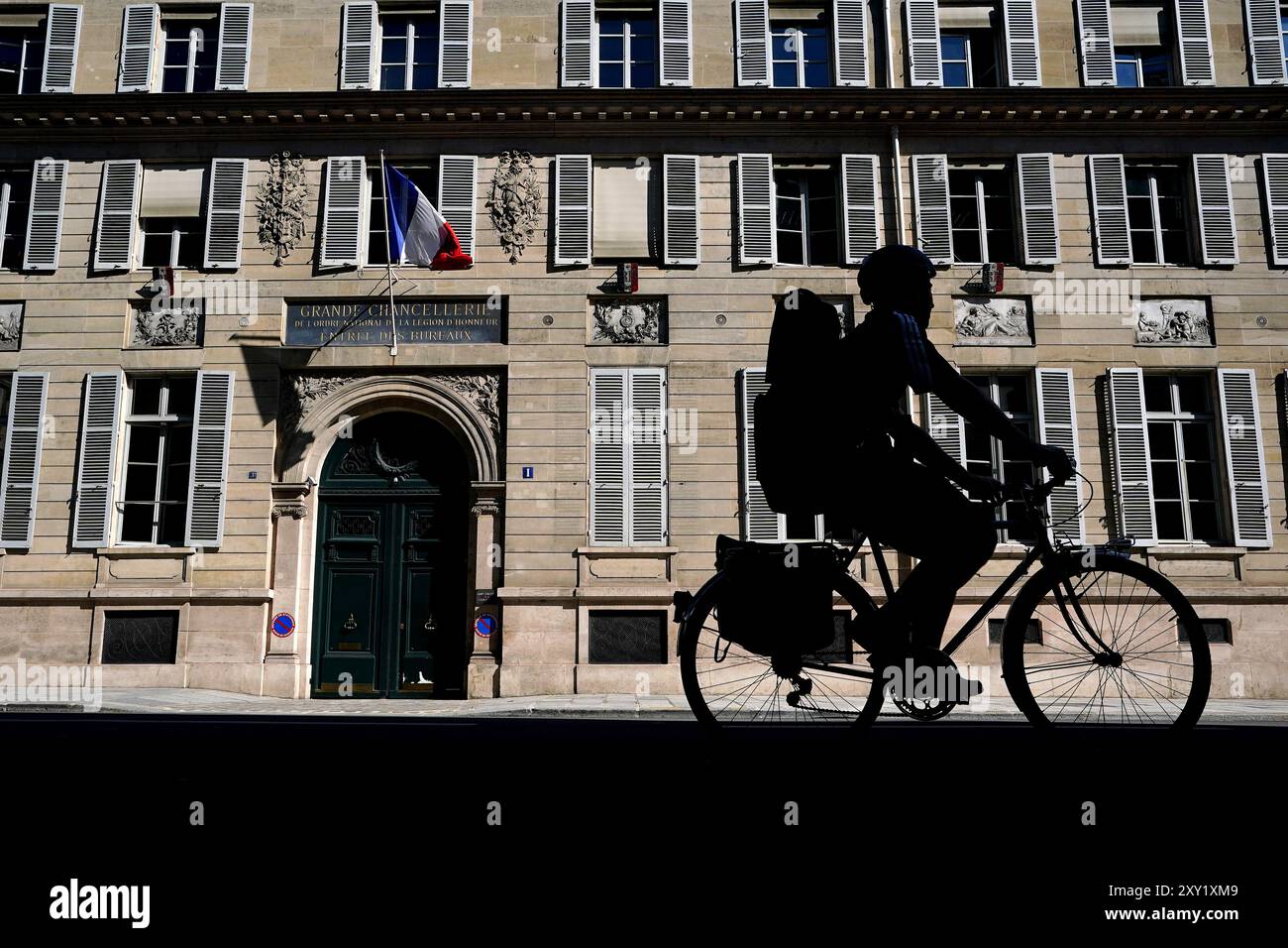 Un cycliste passe devant le bâtiment de la Grande Chancellerie avant les Jeux paralympiques d’été de Paris 2024. Date de la photo : mardi 27 août 2024. Banque D'Images