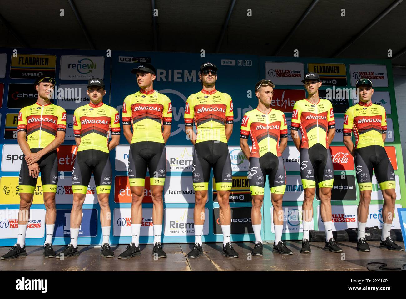 Bilzen, Belgique. 27 août 2024. Les coureurs de Bingoal WB photographiés lors de la présentation des équipes en amont de la course cycliste multi-étapes 'Renewi Tour', qui débutera demain, mardi 27 août 2024. La course de cinq jours se déroule en Belgique et aux pays-Bas. BELGA PHOTO DAVID PINTENS crédit : Belga News Agency/Alamy Live News Banque D'Images