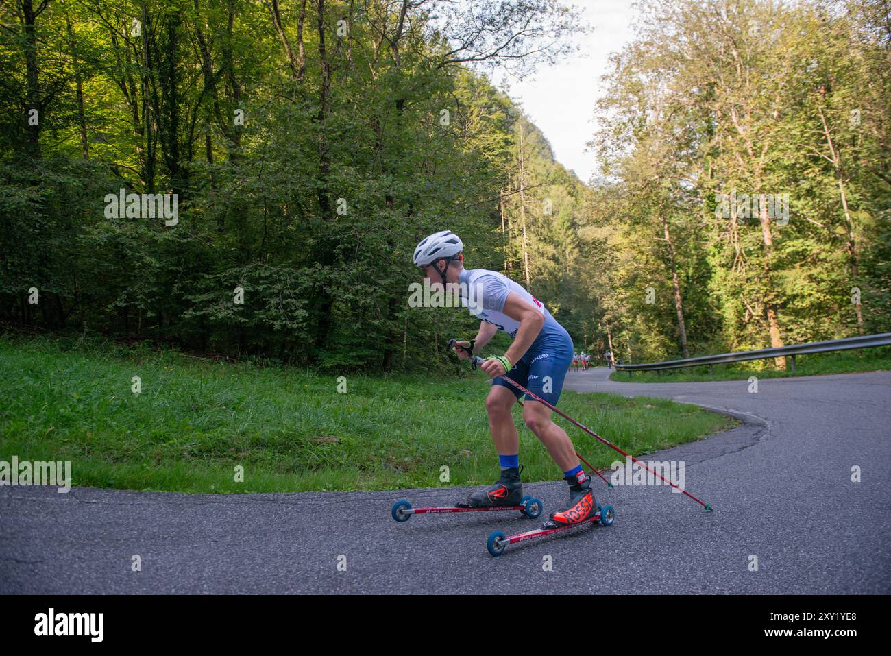 Serina Italie 25 août 2024 : entraînement du skieur de fond avec des skirolls pour préparer la saison hivernale de compétition de ski de fond Banque D'Images