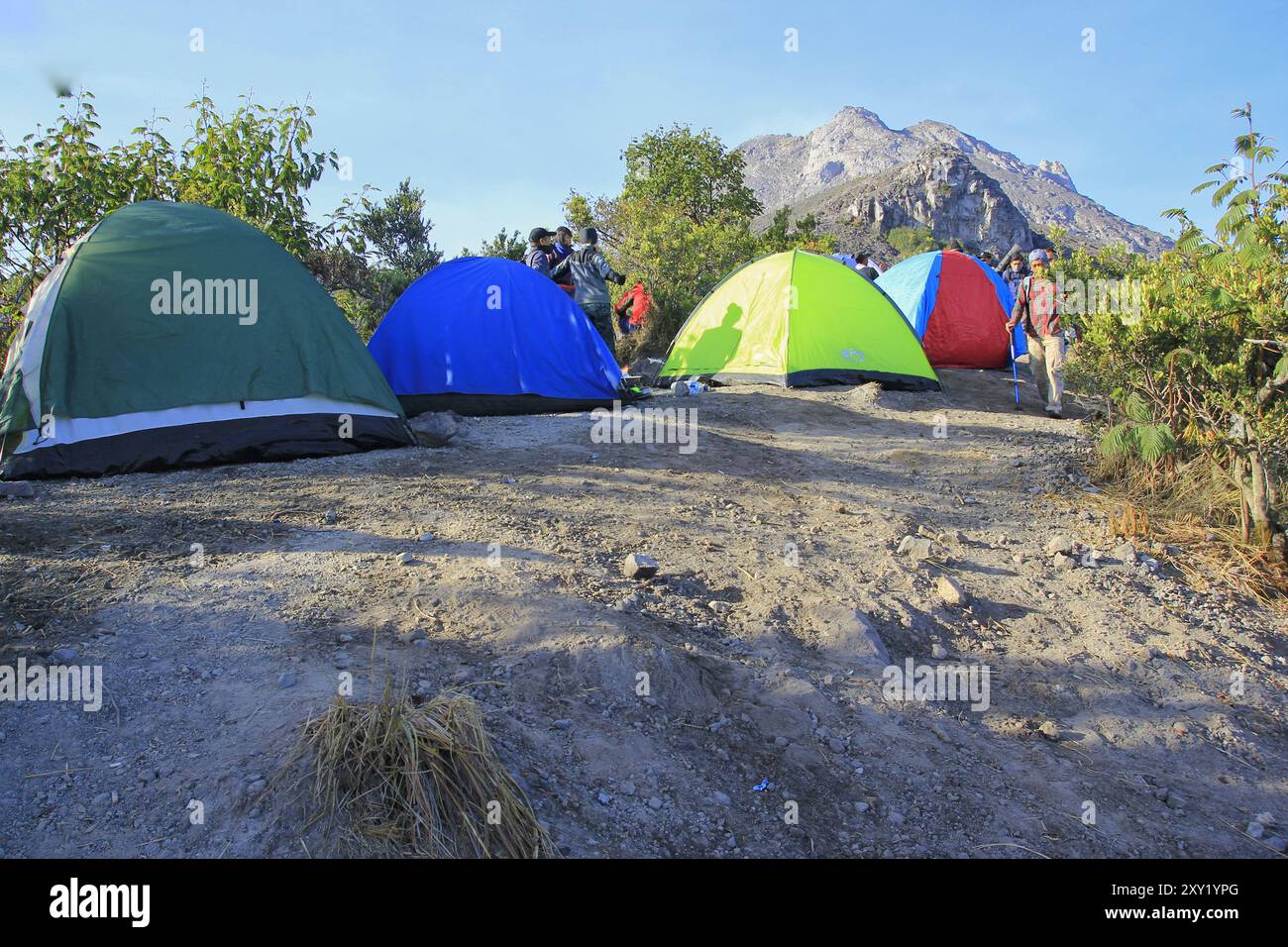 La tente du dôme a été installée par des grimpeurs pour se reposer temporairement sur le chemin du sommet du mont Merapi. Banque D'Images