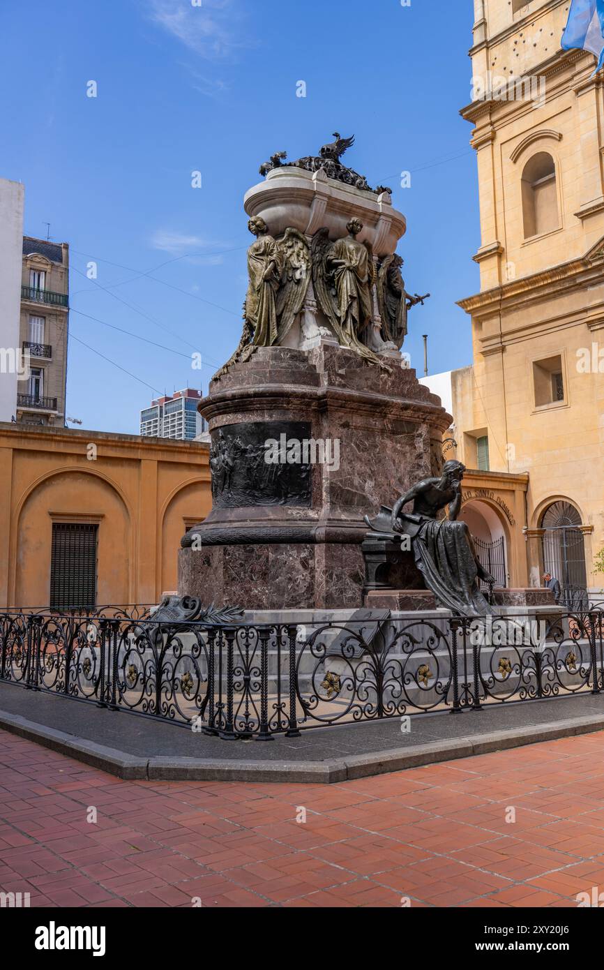 Tombe du général révolutionnaire Manuel Belgrano dans l'atrium du couvent de Saint-Domingue à Buenos Aires, Argentine. Banque D'Images