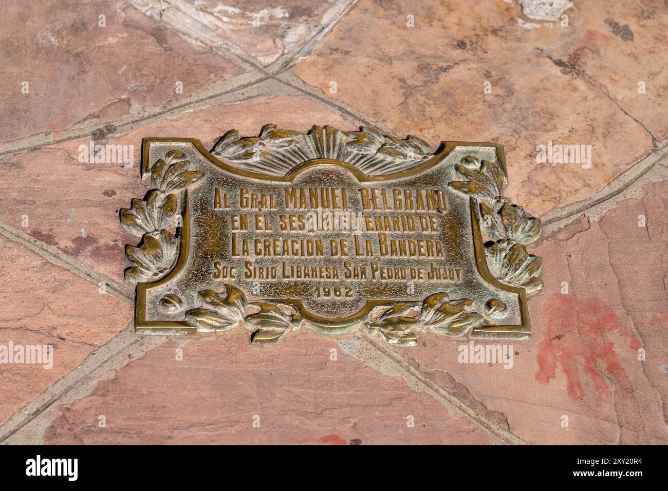 Plaque devant la statue du général Manuel Belgrano sur la place de San Pedro de Jujuy, Argentine. Banque D'Images
