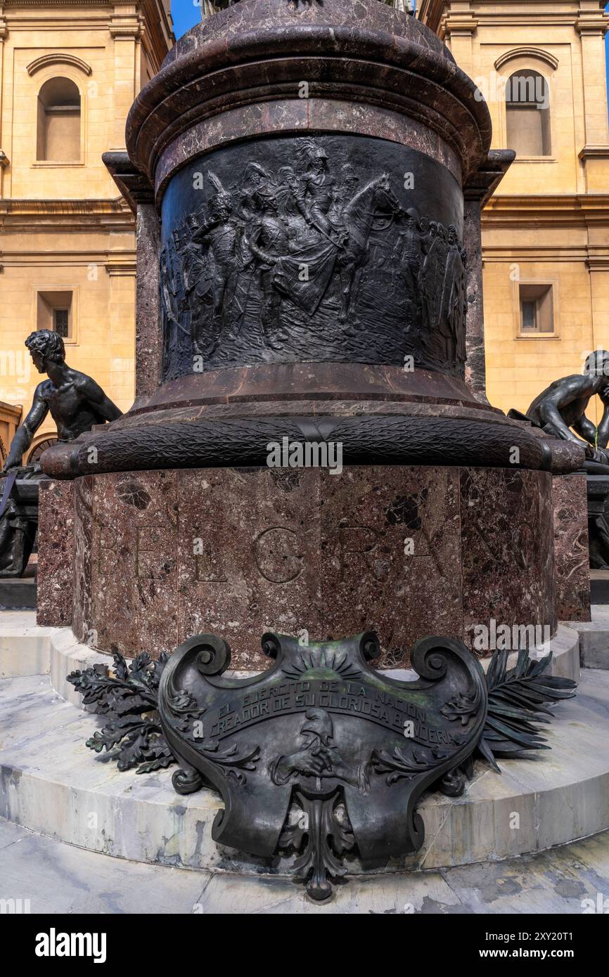 Bas relief sur le tombeau du général Manuel Belgrano dans l'atrium du couvent de Santo Domingo à Buenos Aires, Argentine. Banque D'Images