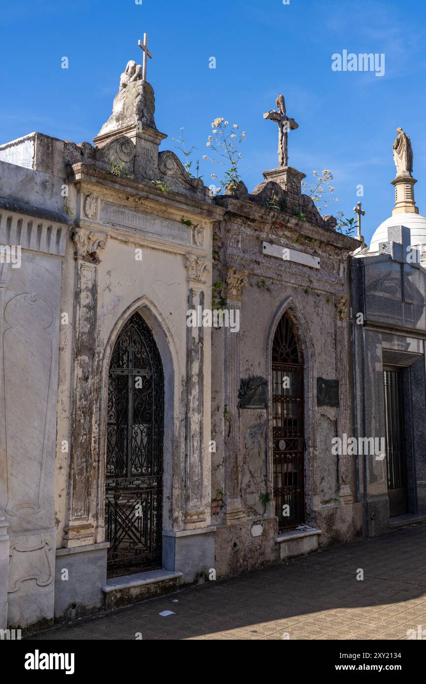 Tombes ou mausolées détériorés dans le cimetière de Recoleta, Buenos Aires, Argentine. Banque D'Images