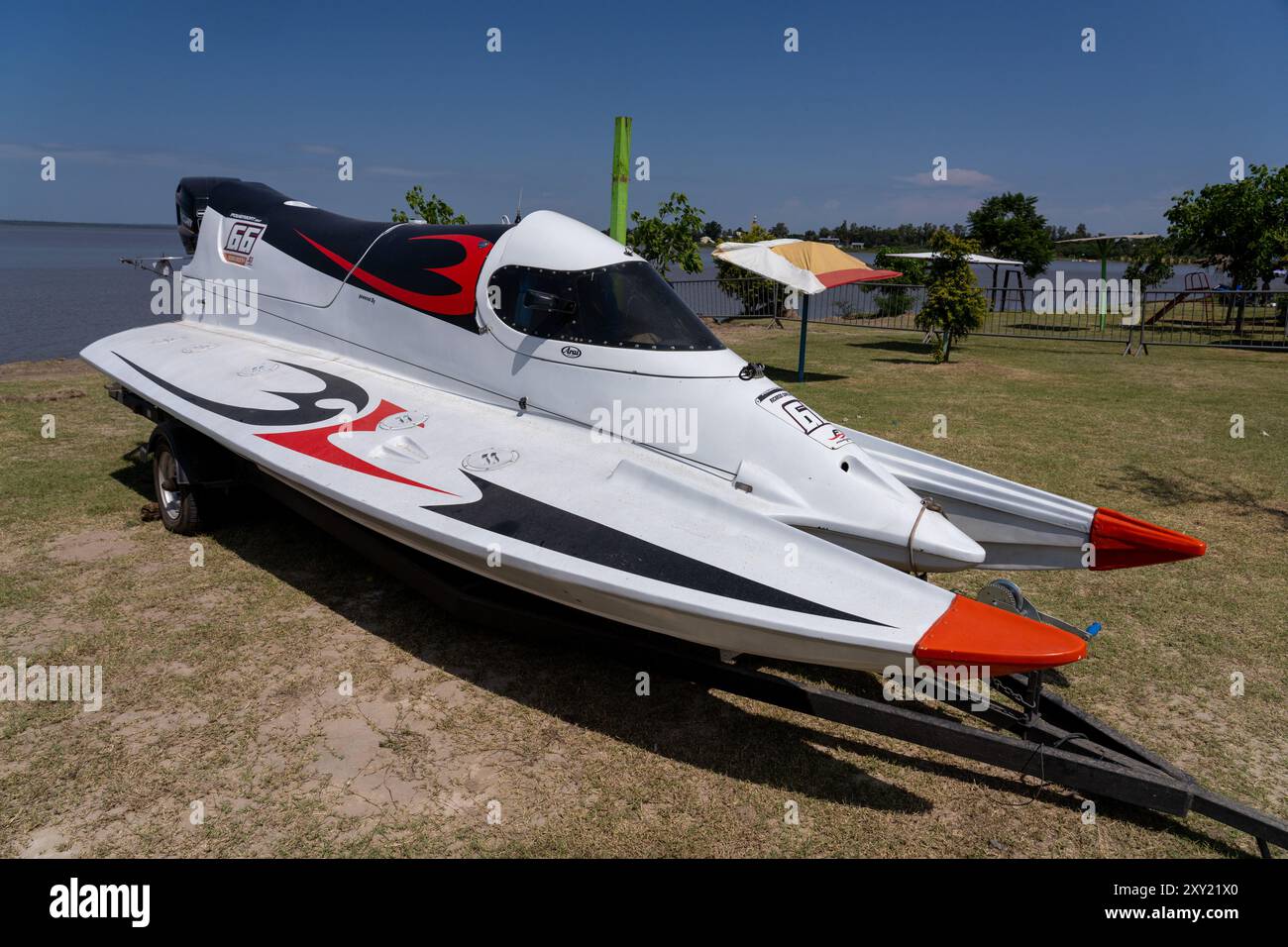 Bateau de course sur terre avant une course de F1 Powerboat à Dique Frontal, Termas de Rio Hondo, Argentine. Banque D'Images