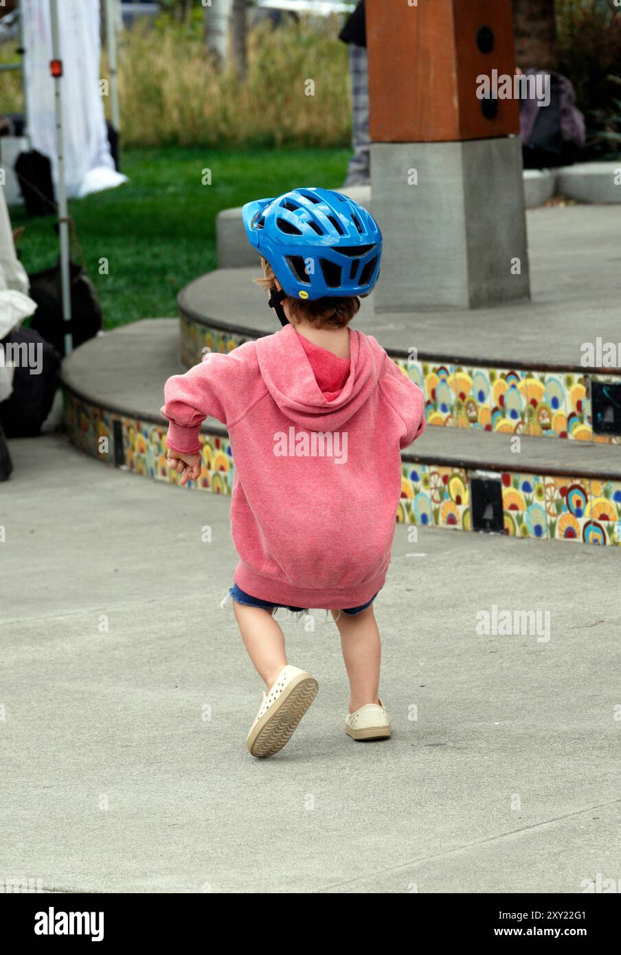 Une jeune fille de quatre ans dansant au son de la musique live dans un marché fermier dans le centre de l'Oregon. Banque D'Images