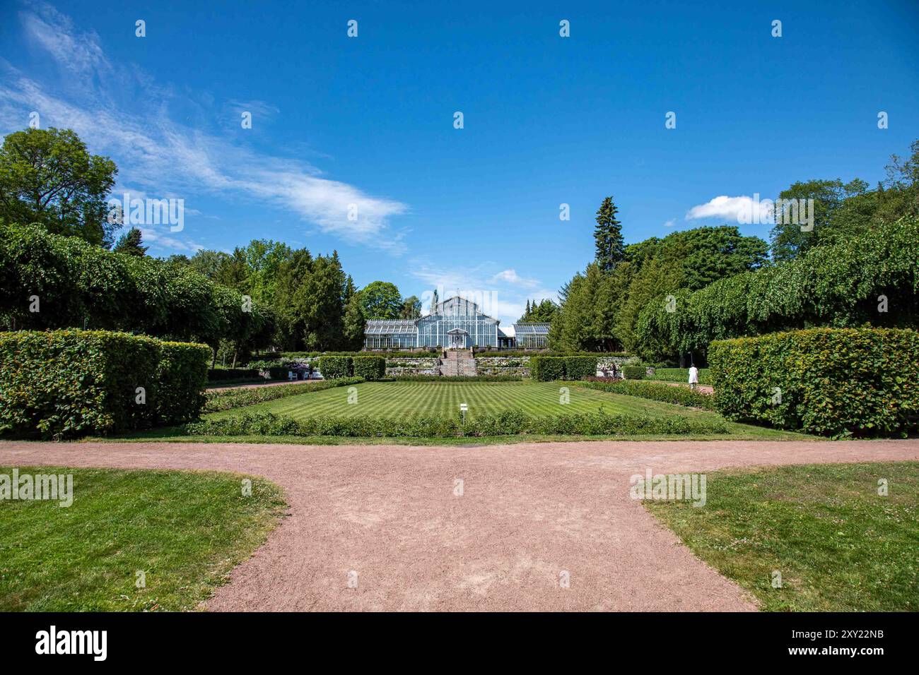 Parc public et 1893 a fondé jardin d'hiver en arrière-plan à Helsinki, Finlande Banque D'Images