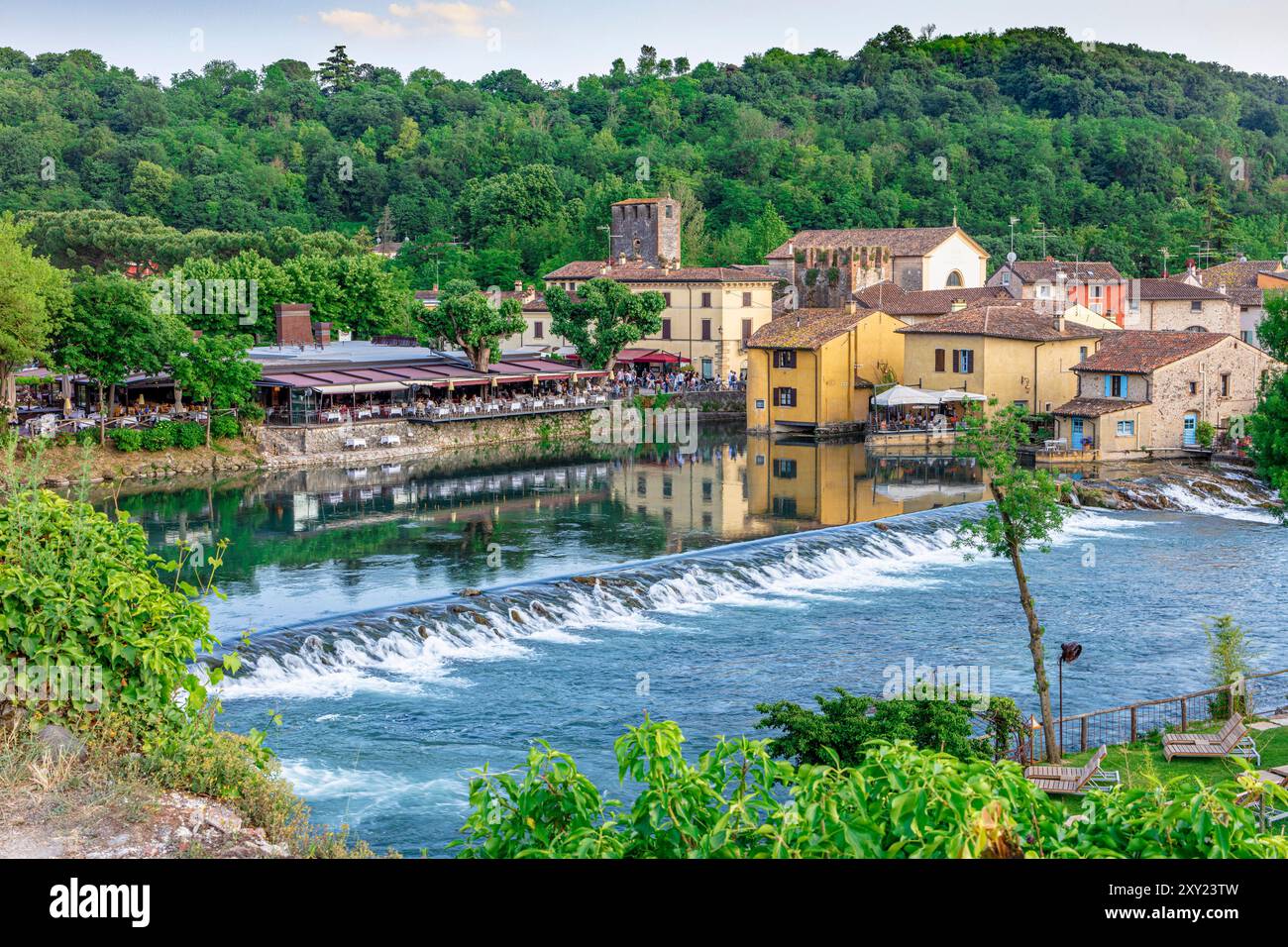 Borghetto sul mincio, italie montrant les maisons colorées bordant la rivière mincio Banque D'Images