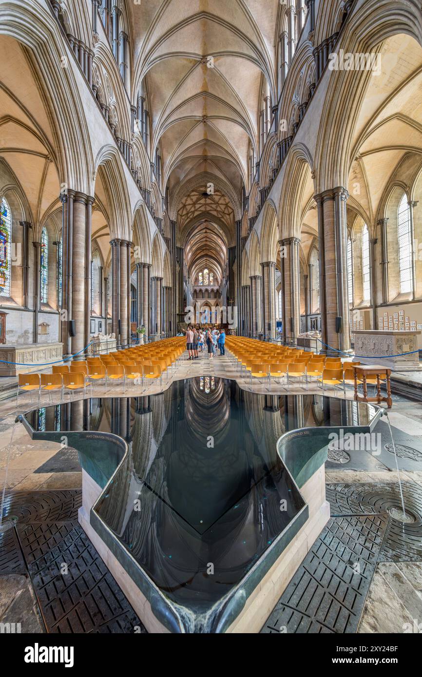 Fonts baptismaux dans la nef de la cathédrale de Salisbury, Salisbury, Wiltshire, Angleterre, Royaume-Uni Banque D'Images