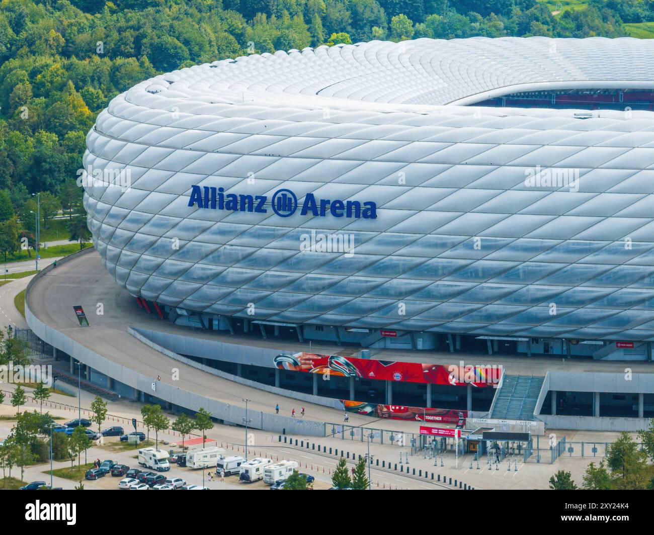 MUNICH, ALLEMAGNE - AOÛT 27 : vue aérienne du stade de football Allianz le 27 août 2024 à Munich, Allemagne. Vue aérienne du stade de football Allianz. Banque D'Images