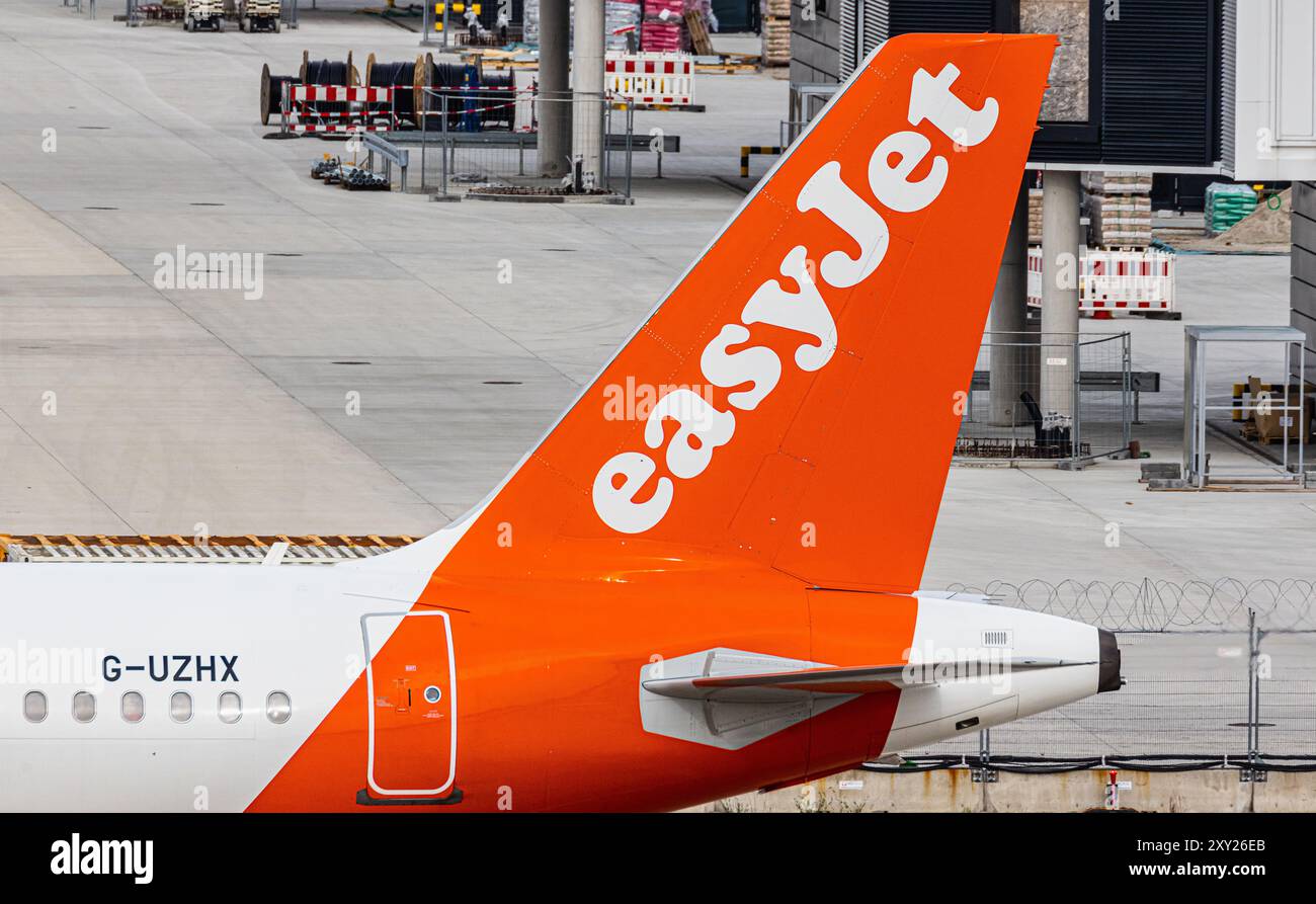 Munich, Allemagne, 7 avril 2024 : dérive d'un Airbus A320-251N (Airbus A320neo) avec le logo EasyJet sur la piste de l'aéroport de Munich. Enregistrement G- Banque D'Images