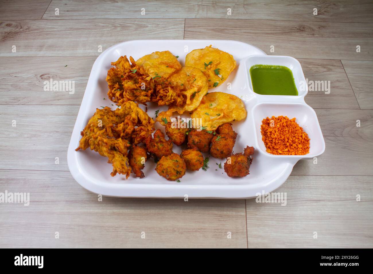 mélangez pyaz ou kanda , aloo ou batata et moong bhaji ou pakoda des snacks indiens. Banque D'Images