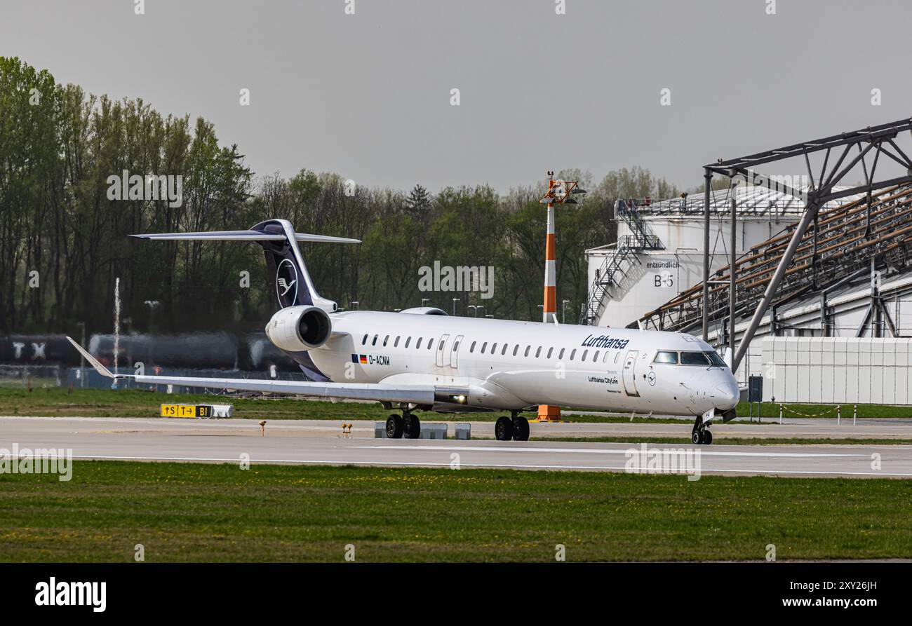 Munich, Allemagne, 8 avril 2024 : un taxi Lufthansa CityLine Mitsubishi CRJ-900LR jusqu'à la piste de l'aéroport de Munich. Enregistrement d-ACNW. (Photo par Andreas Banque D'Images