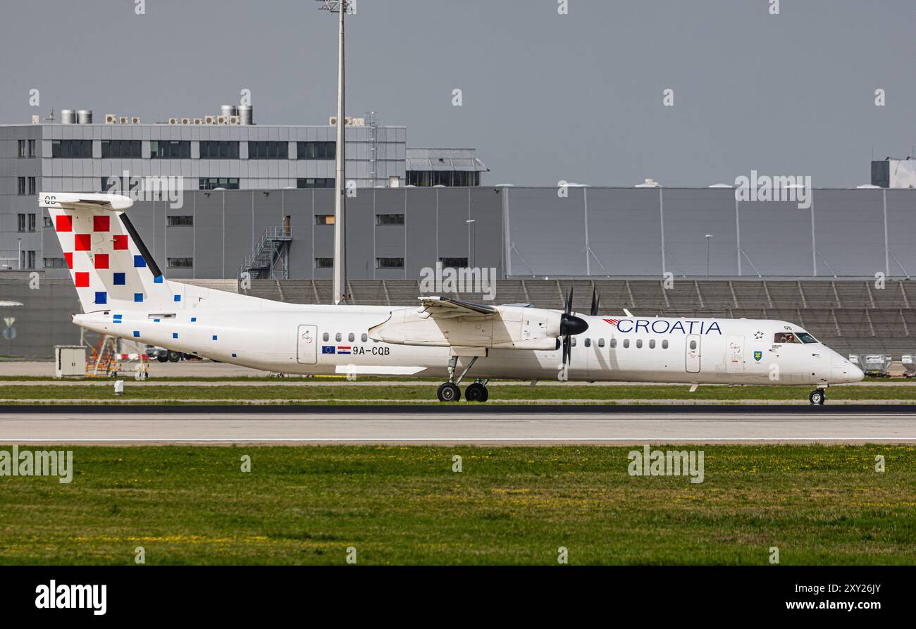 Munich, Allemagne, 8 avril 2024 : un de Havilland Canada Dash 8-400 des taxis Croatia Airlines à la piste de l'aéroport de Munich. Immatriculation 9A-CQB. (Pho Banque D'Images